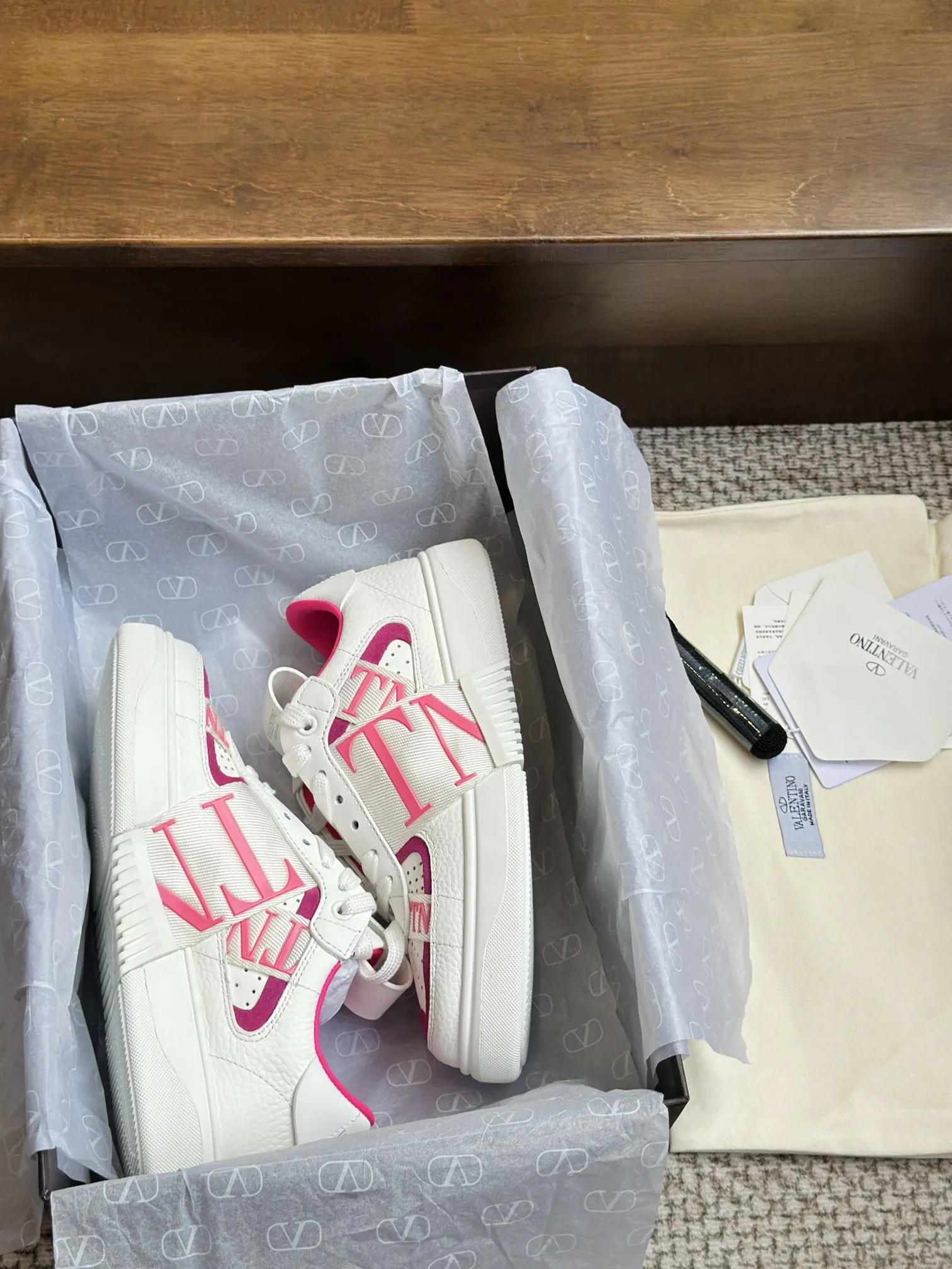 VALENTINO ホワイトピンク スニーカー