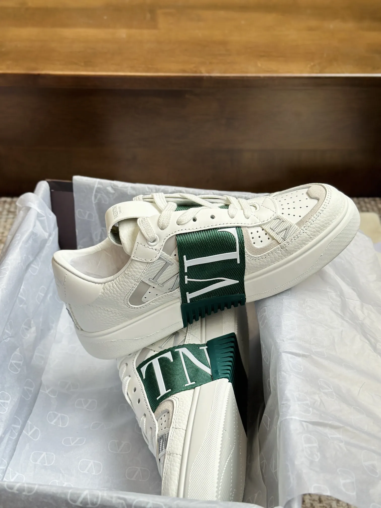 ヴァレンティノガラヴァニ ホワイト 3D織帯スニーカー - 画像 (3)