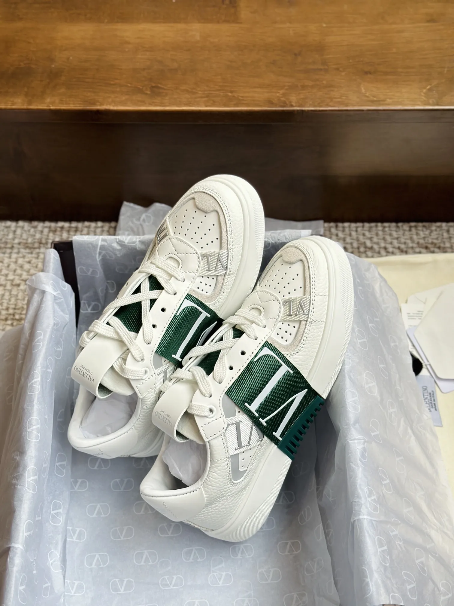 ヴァレンティノガラヴァニ ホワイト 3D織帯スニーカー - 画像 (4)