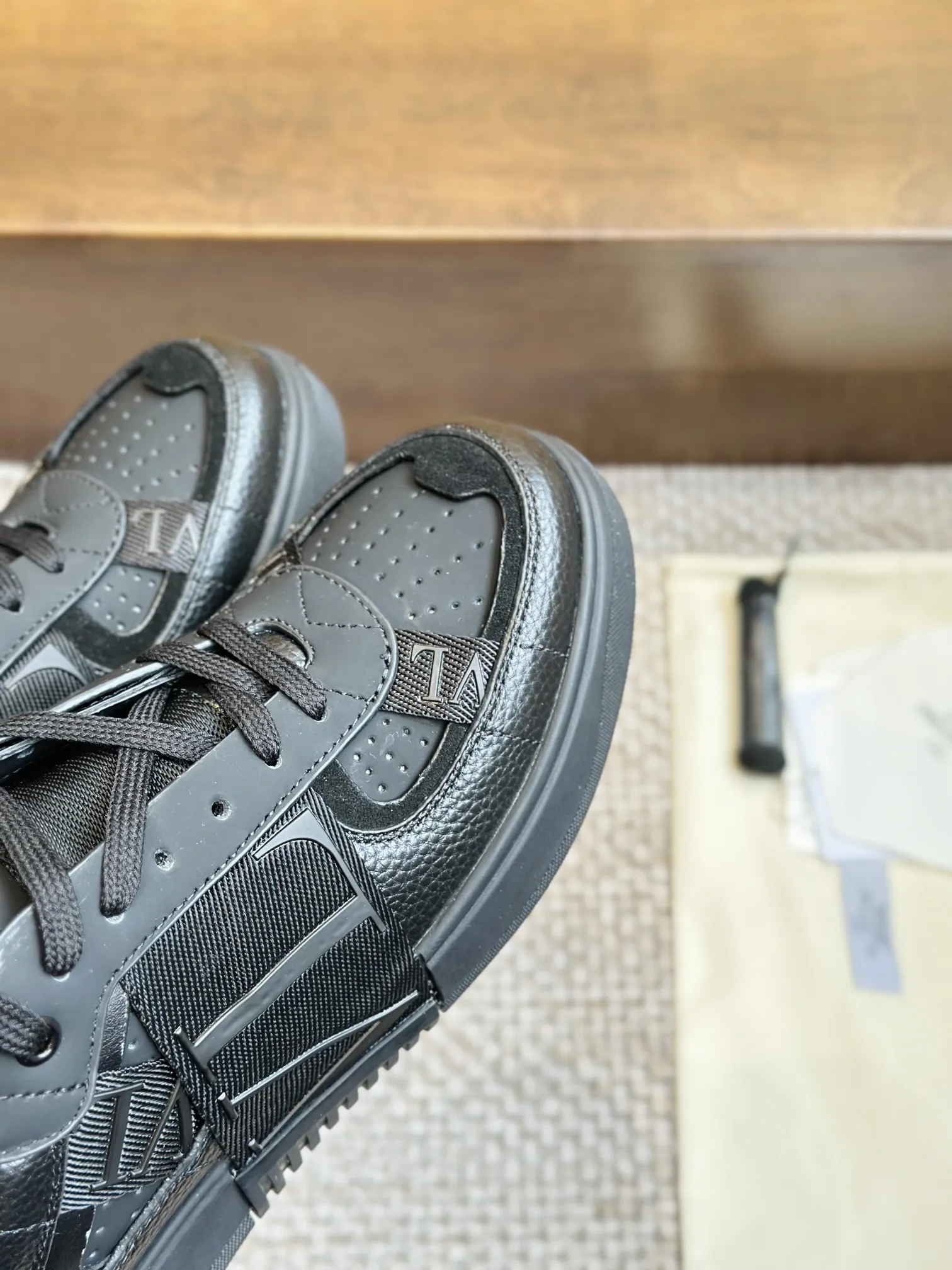 VALENTINOガンメタ3D織帯スニーカー - 画像 (6)