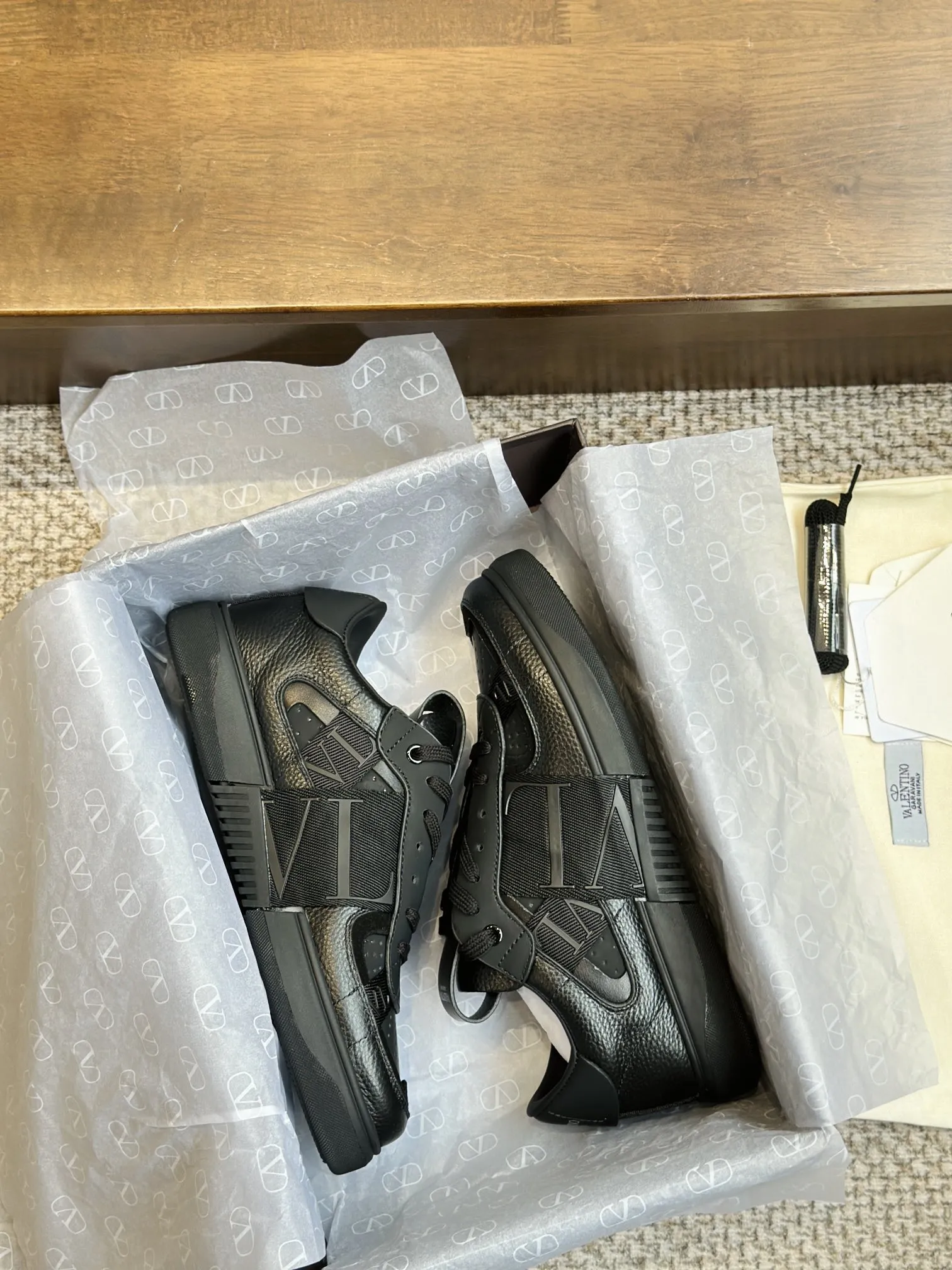 Valentino Garavani ブラックスニーカー 3D織帯デザイン