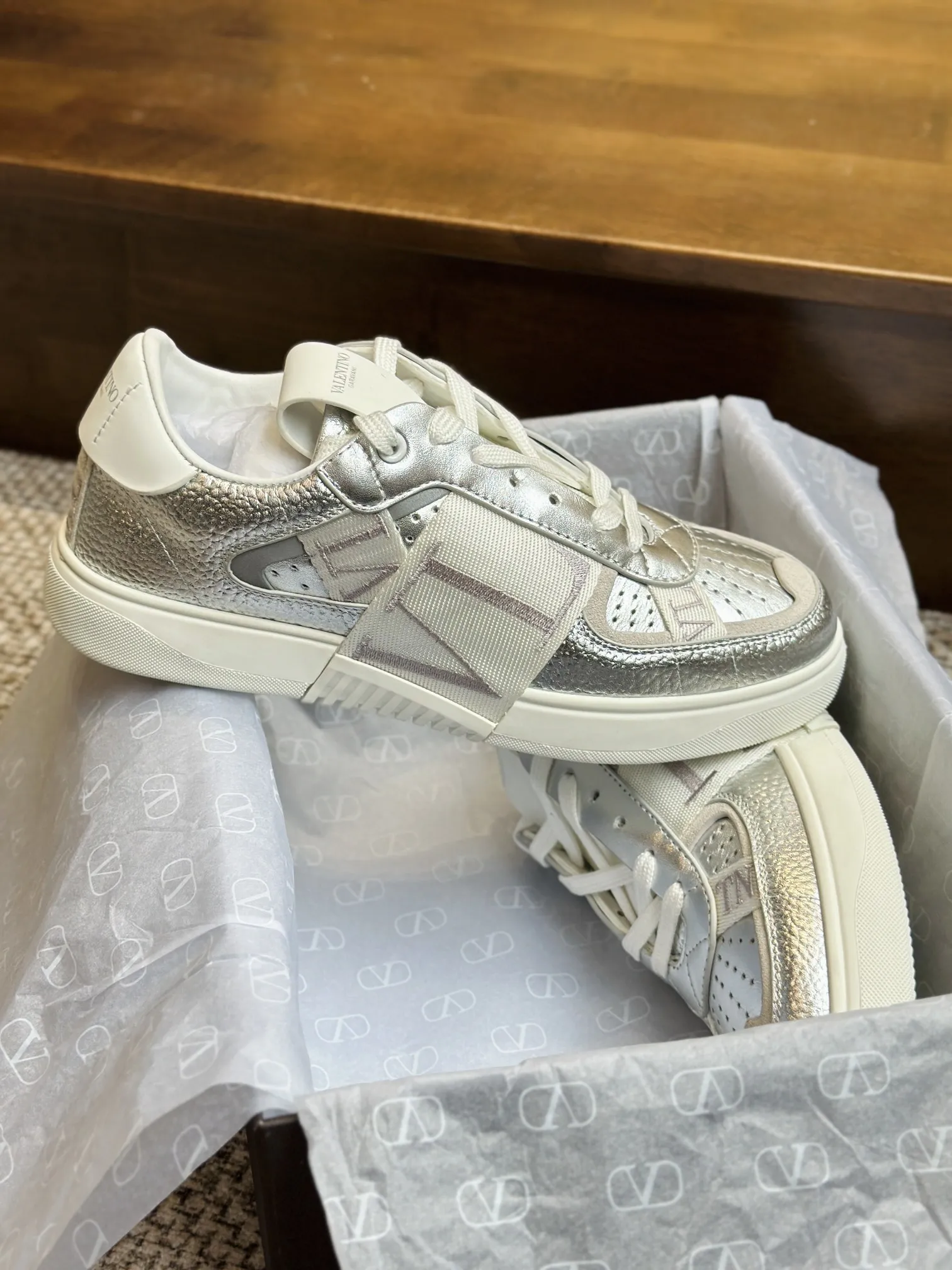 Valentino Garavani シルバー 3D織帯スニーカー - 画像 (3)