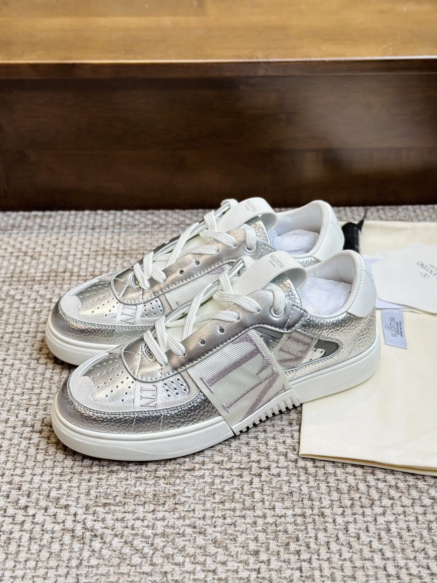 Valentino Garavani シルバー 3D織帯スニーカー - 画像 (6)