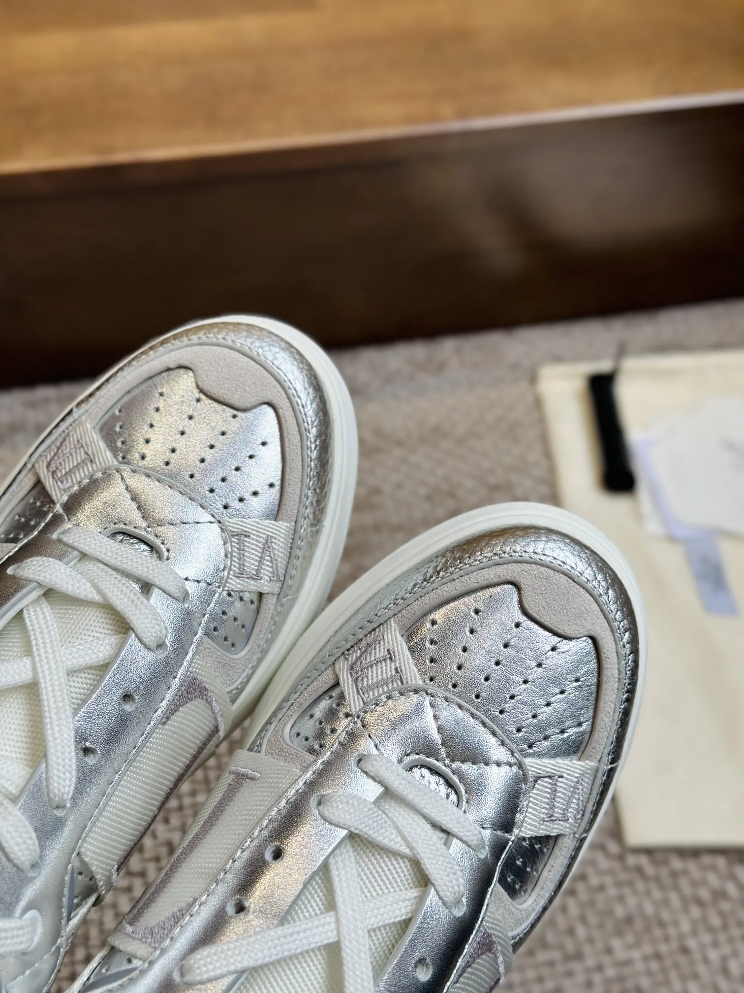 Valentino Garavani シルバー 3D織帯スニーカー - 画像 (7)