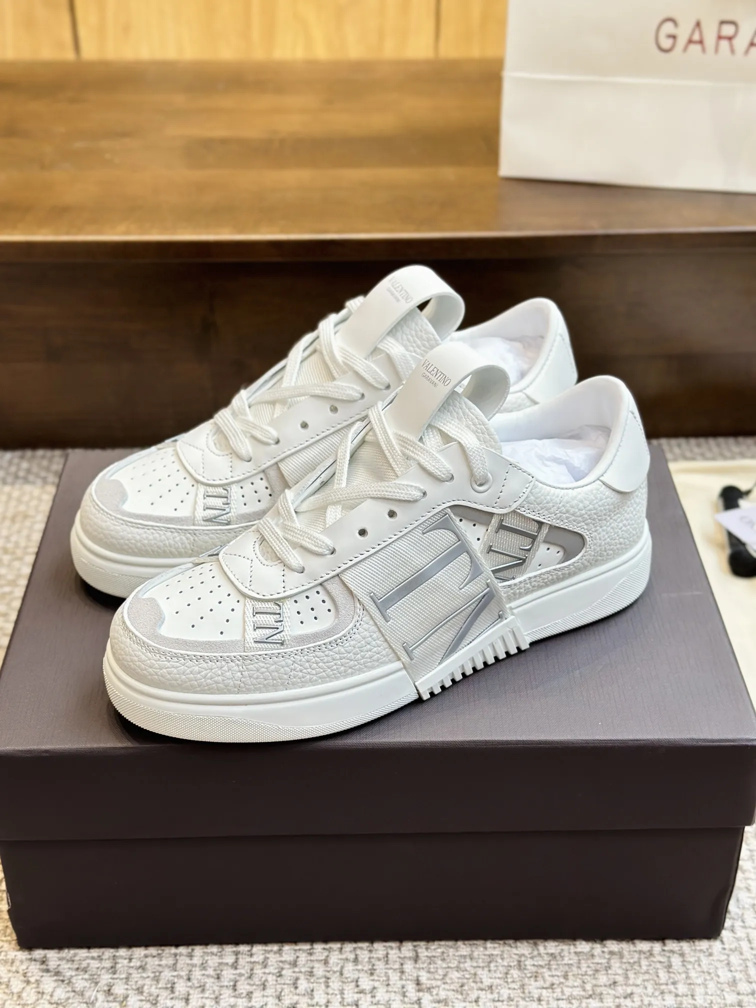 VALENTINOガラヴァーニ ホワイト スニーカー
