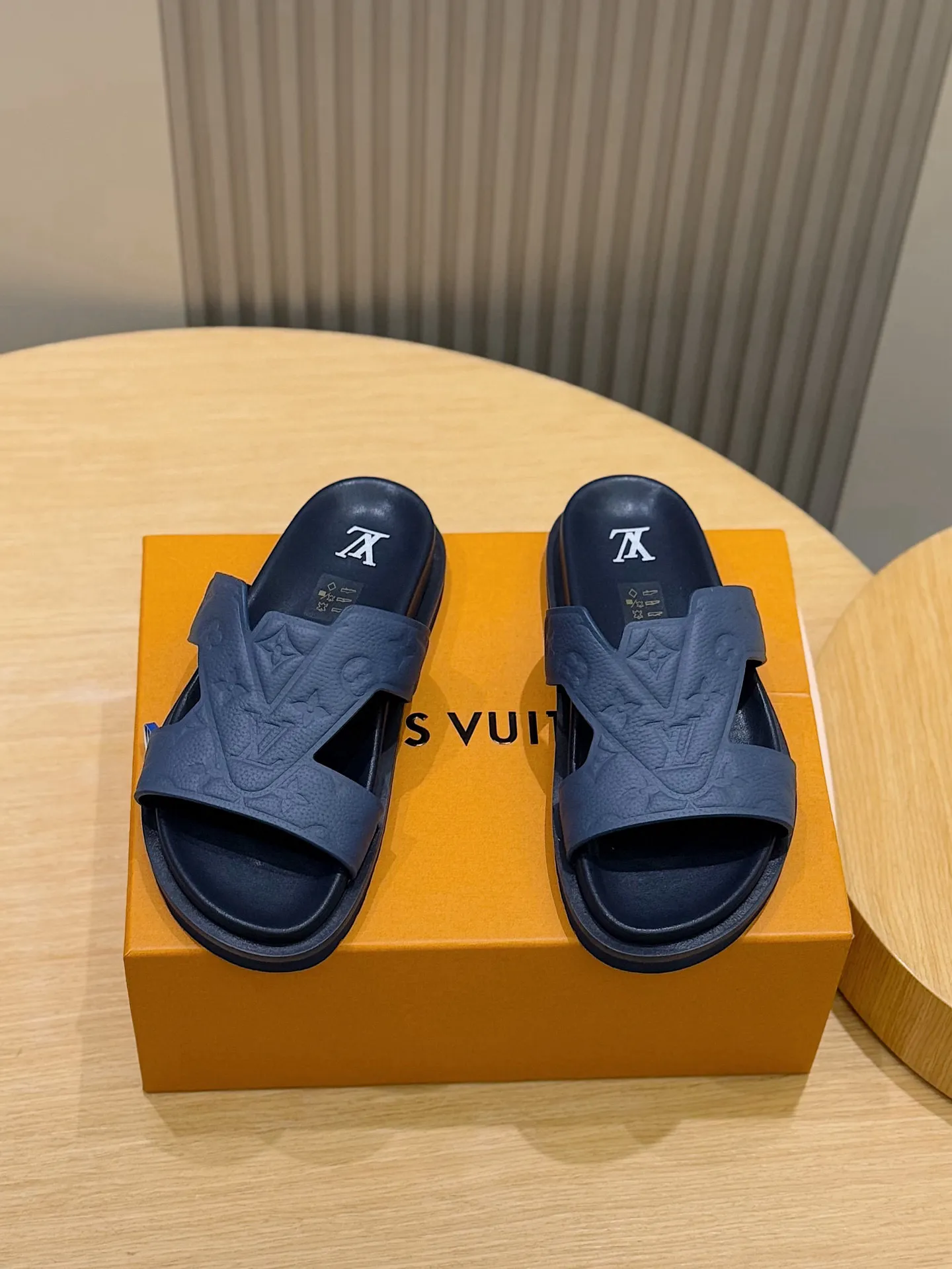 LOUIS VUITTON ブルー OASIS サンダル