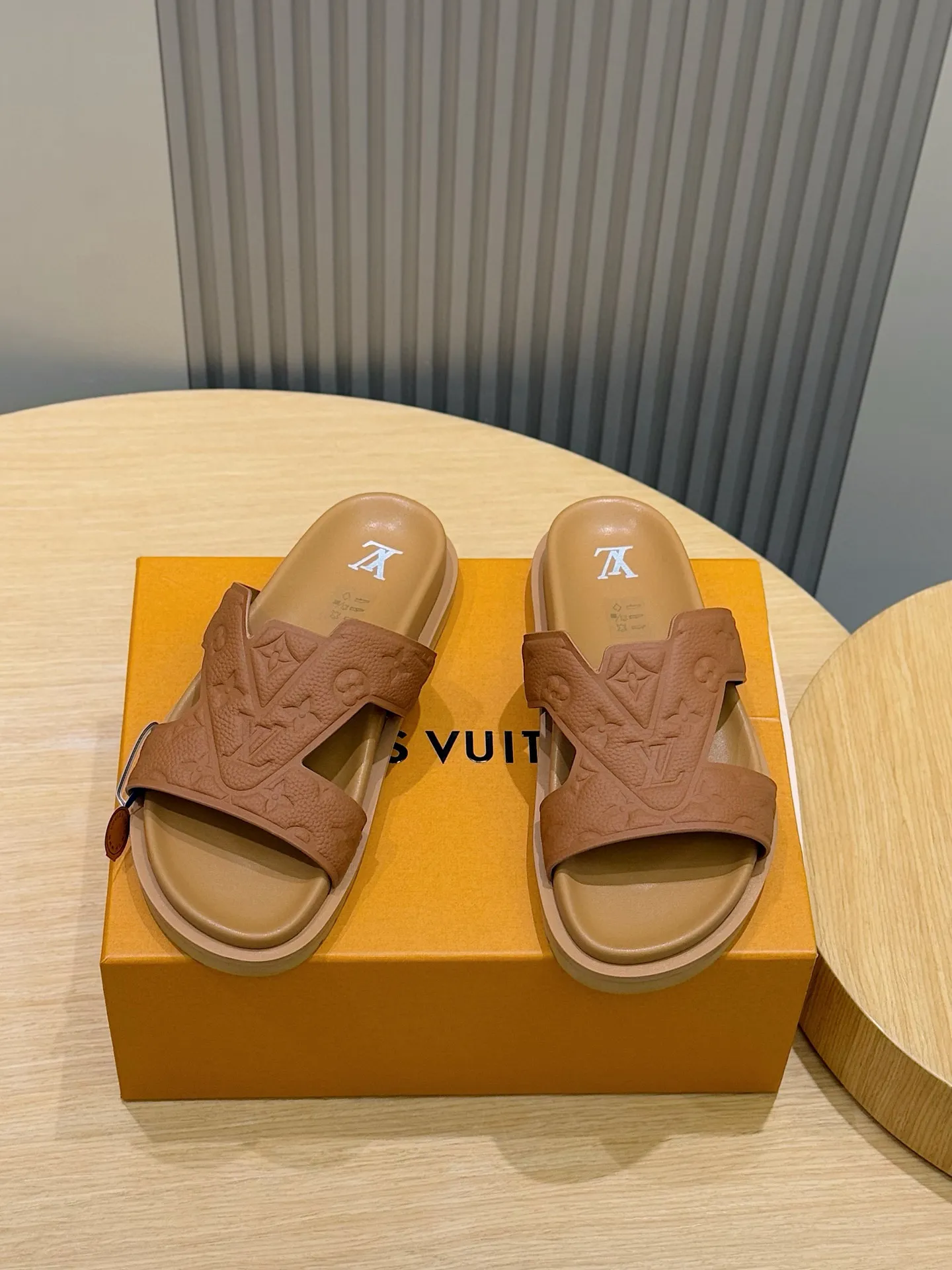LOUIS VUITTON OASIS サンダル 茶色 Monogram
