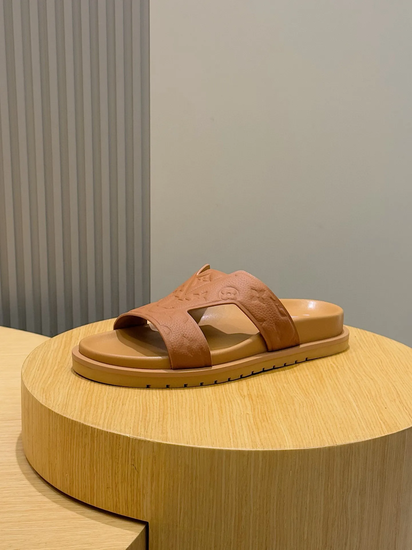 LOUIS VUITTON OASIS サンダル 茶色 Monogram - 画像 (3)