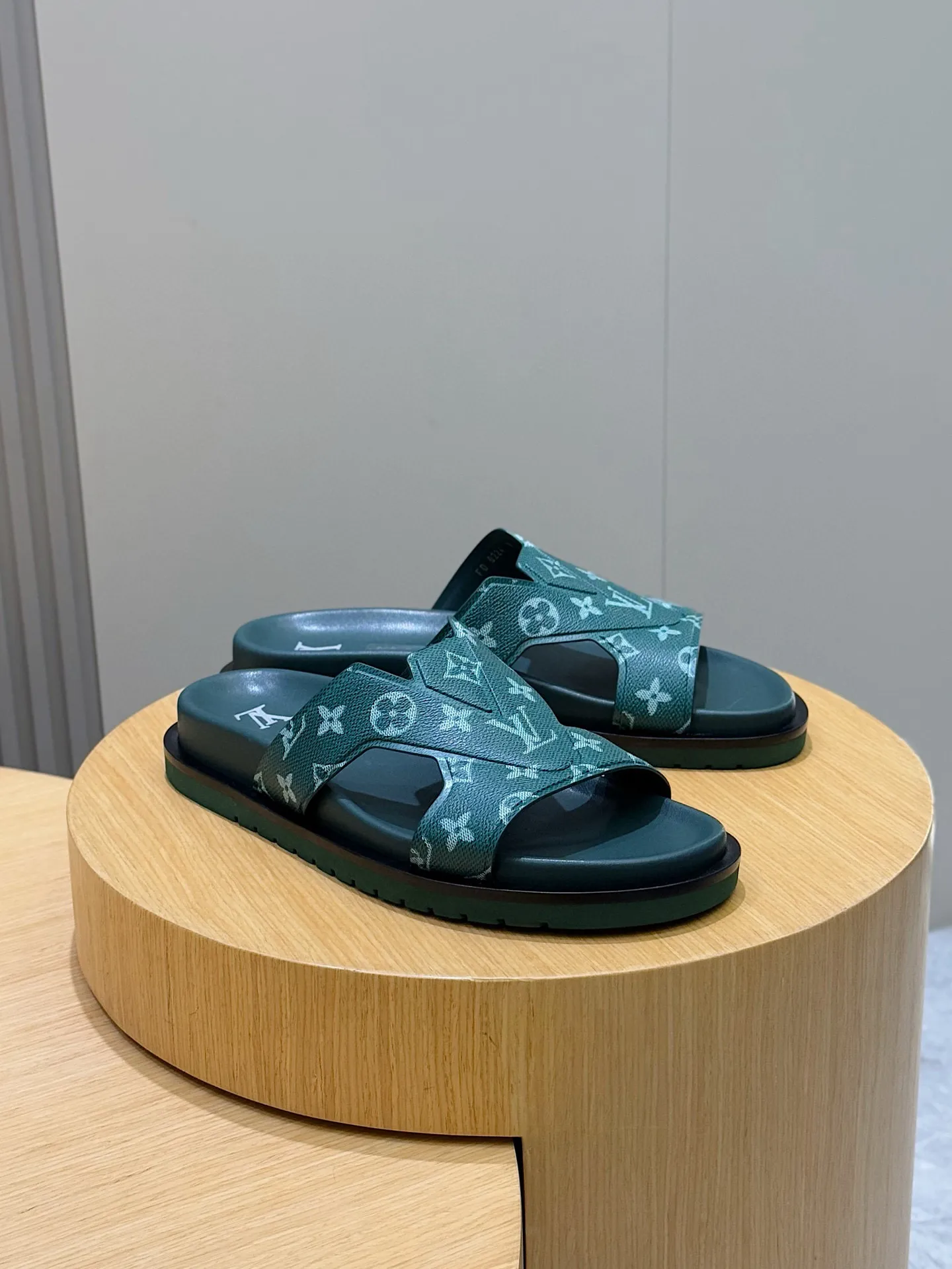 LOUIS VUITTON グリーン OASIS サンダル - 画像 (4)