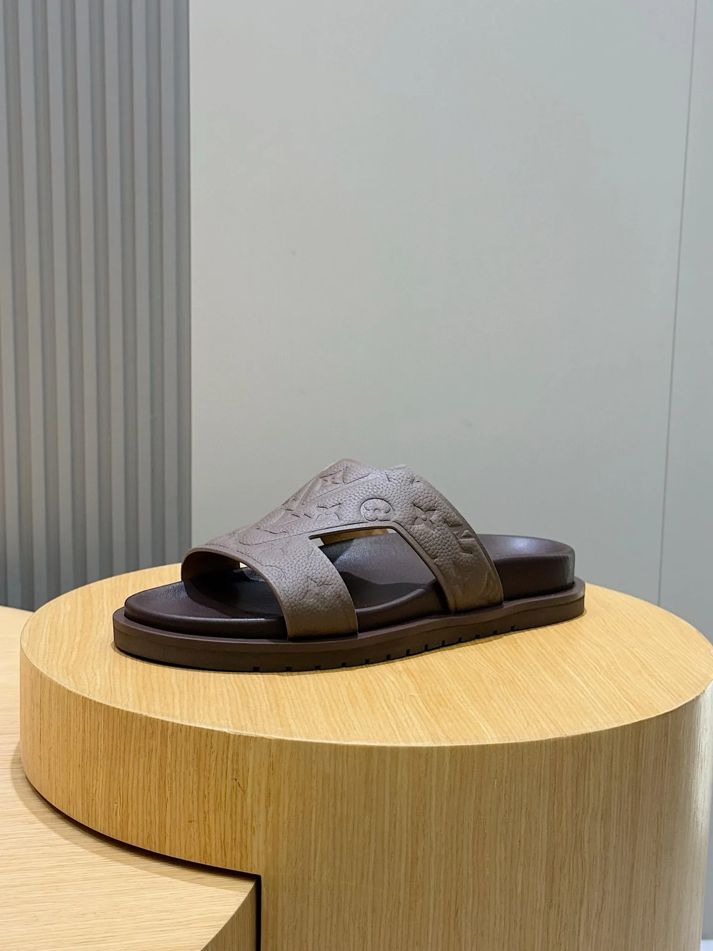 LOUIS VUITTON OASIS サンダル グレー モノグラム - 画像 (3)