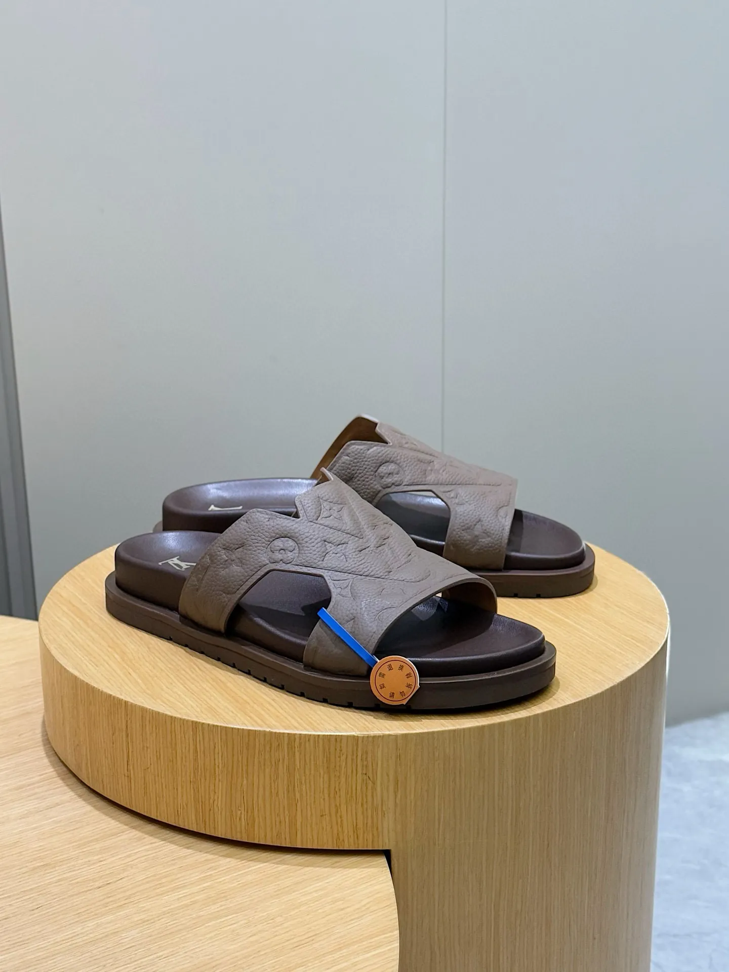 LOUIS VUITTON OASIS サンダル グレー モノグラム - 画像 (4)