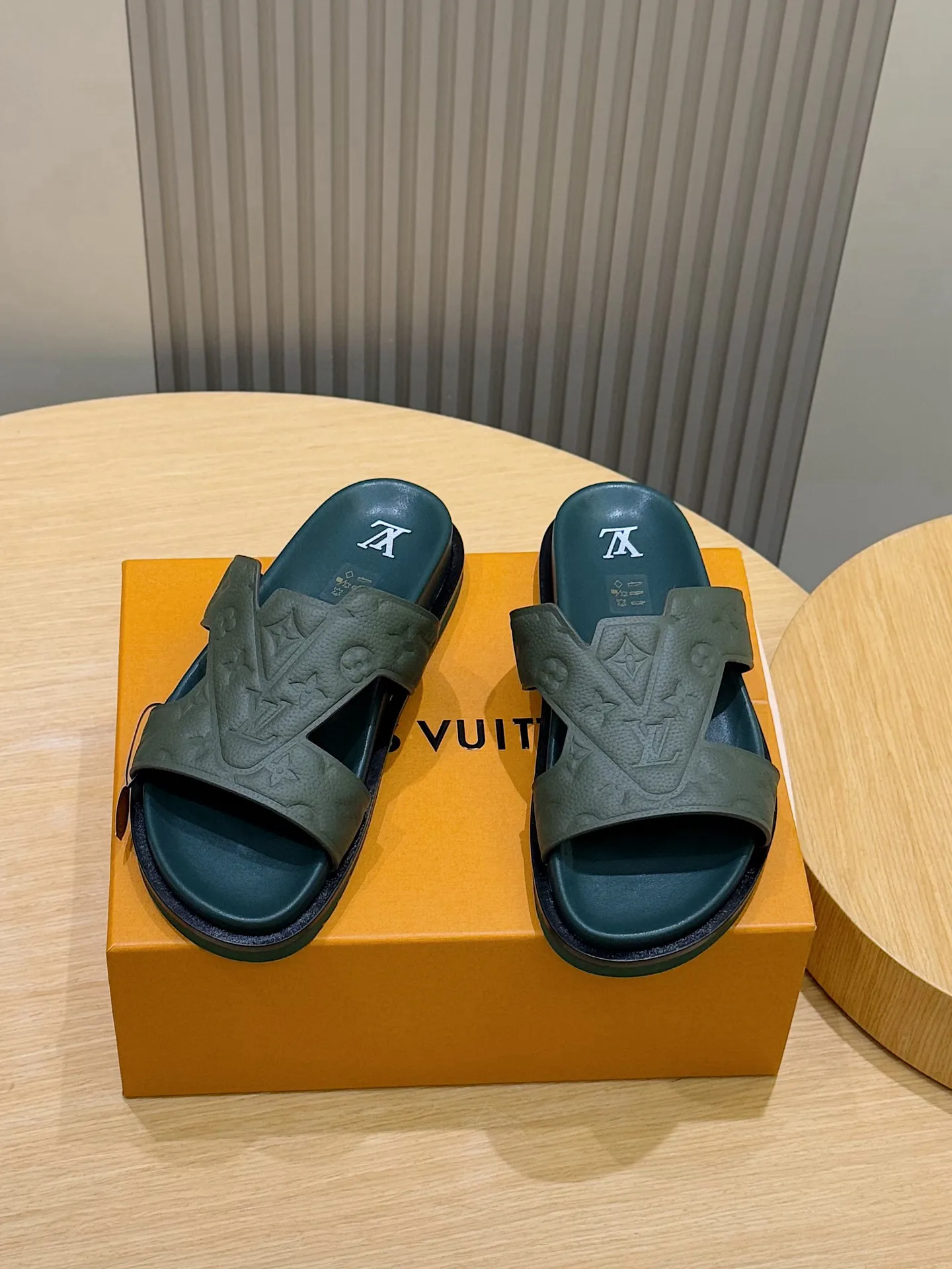 LOUIS VUITTON グリーン OASIS サンダル