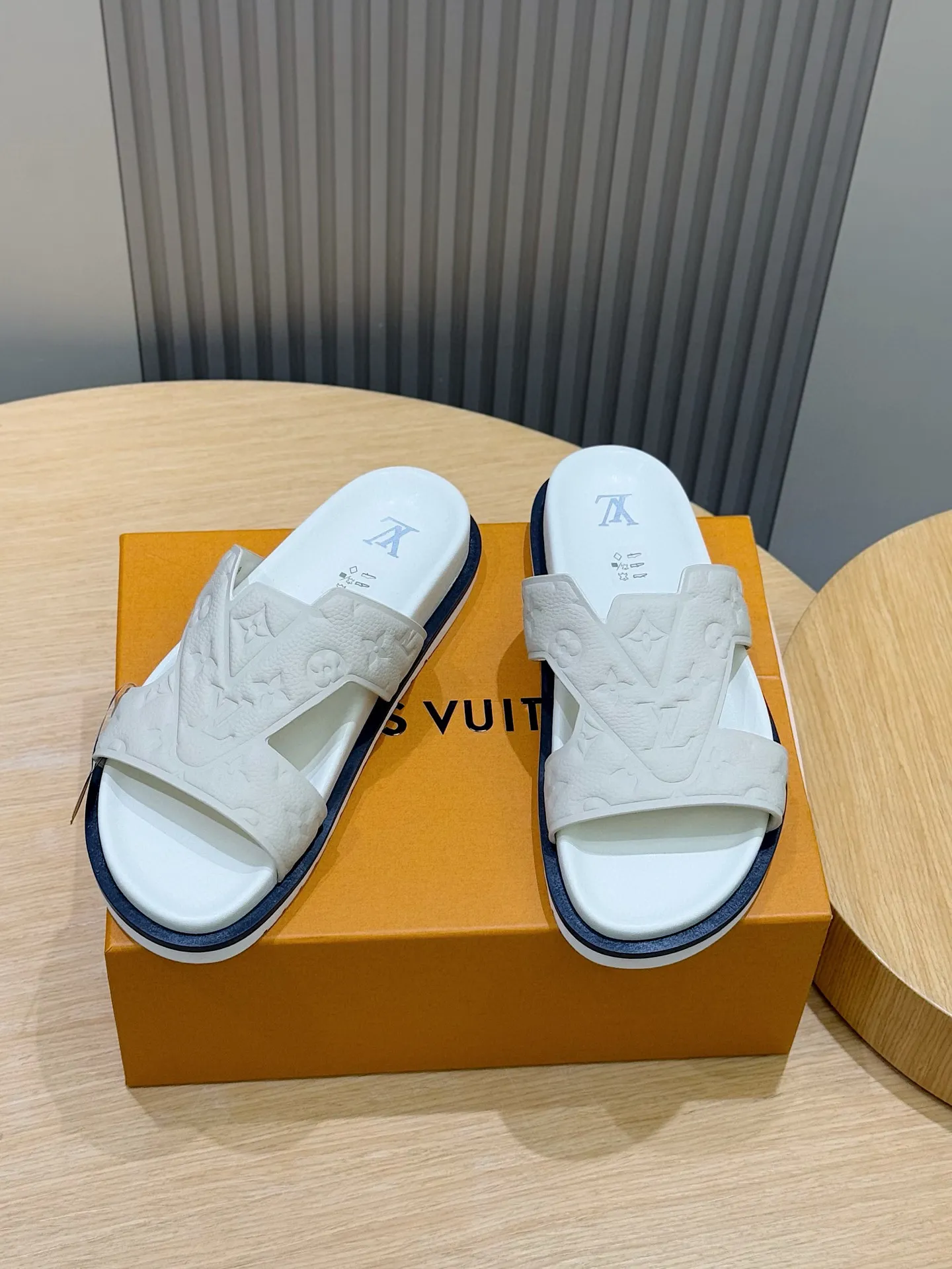 LOUIS VUITTON OASIS ホワイト サンダル