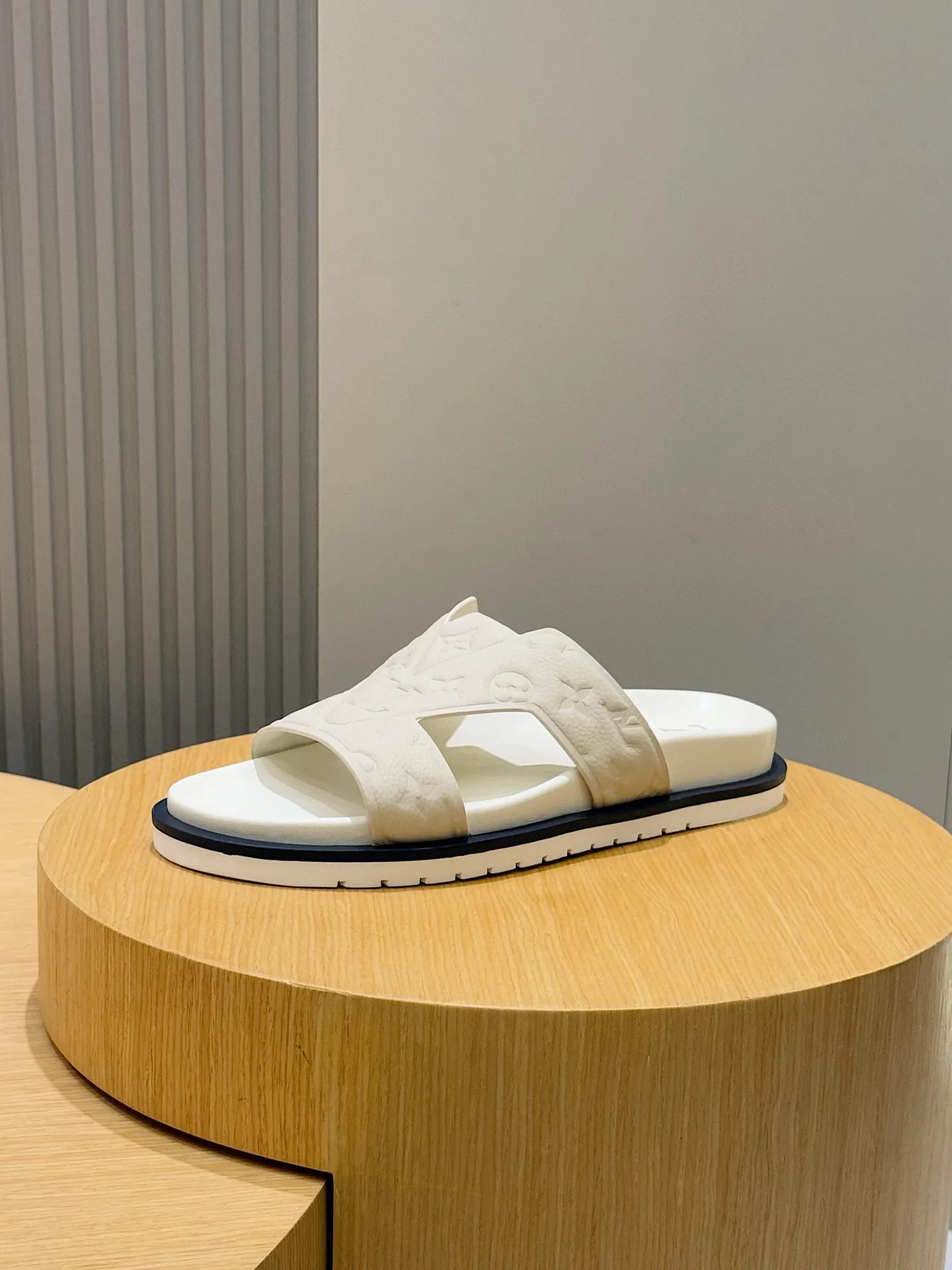 LOUIS VUITTON OASIS ホワイト サンダル - 画像 (3)