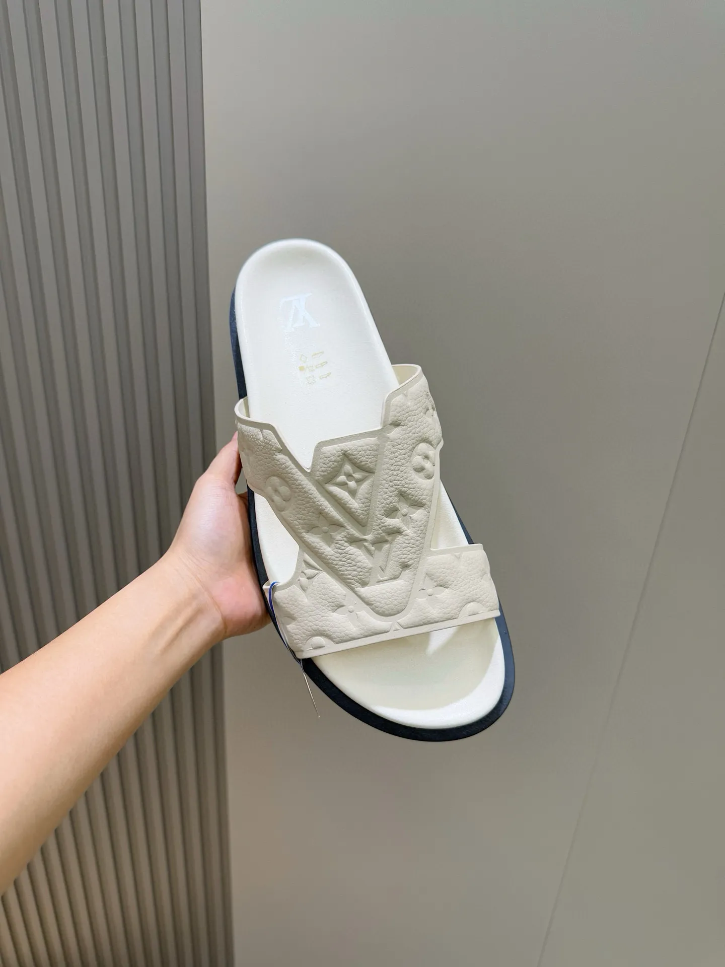 LOUIS VUITTON OASIS ホワイト サンダル - 画像 (5)