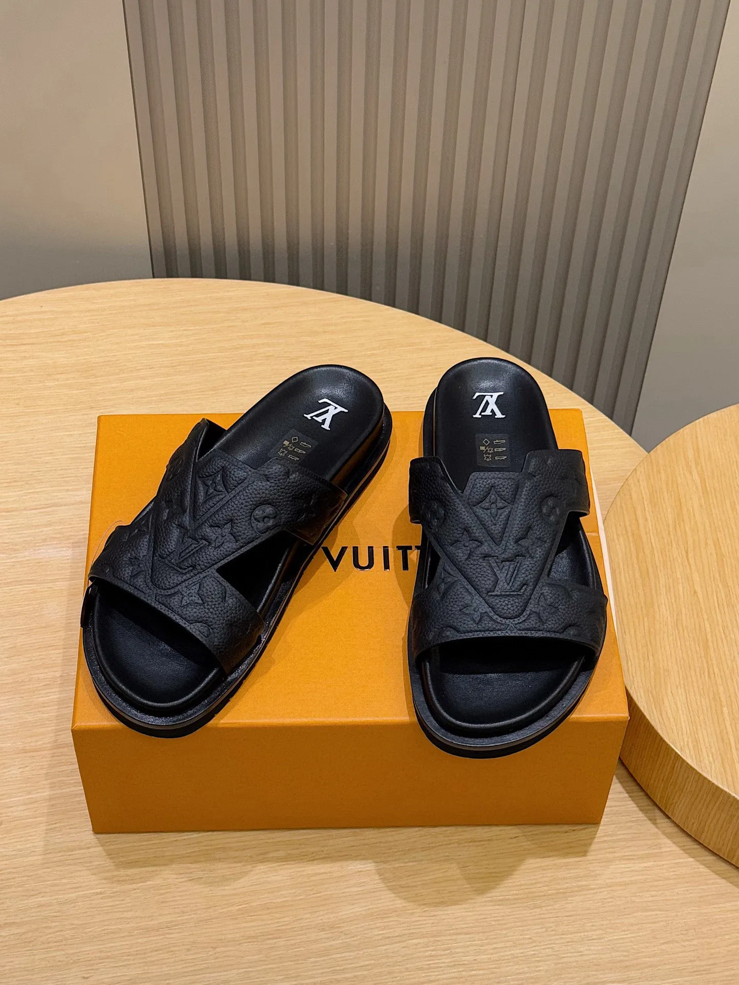 LOUIS VUITTON ルイヴィトン OASIS 黒 サンダル モノグラムデザイン