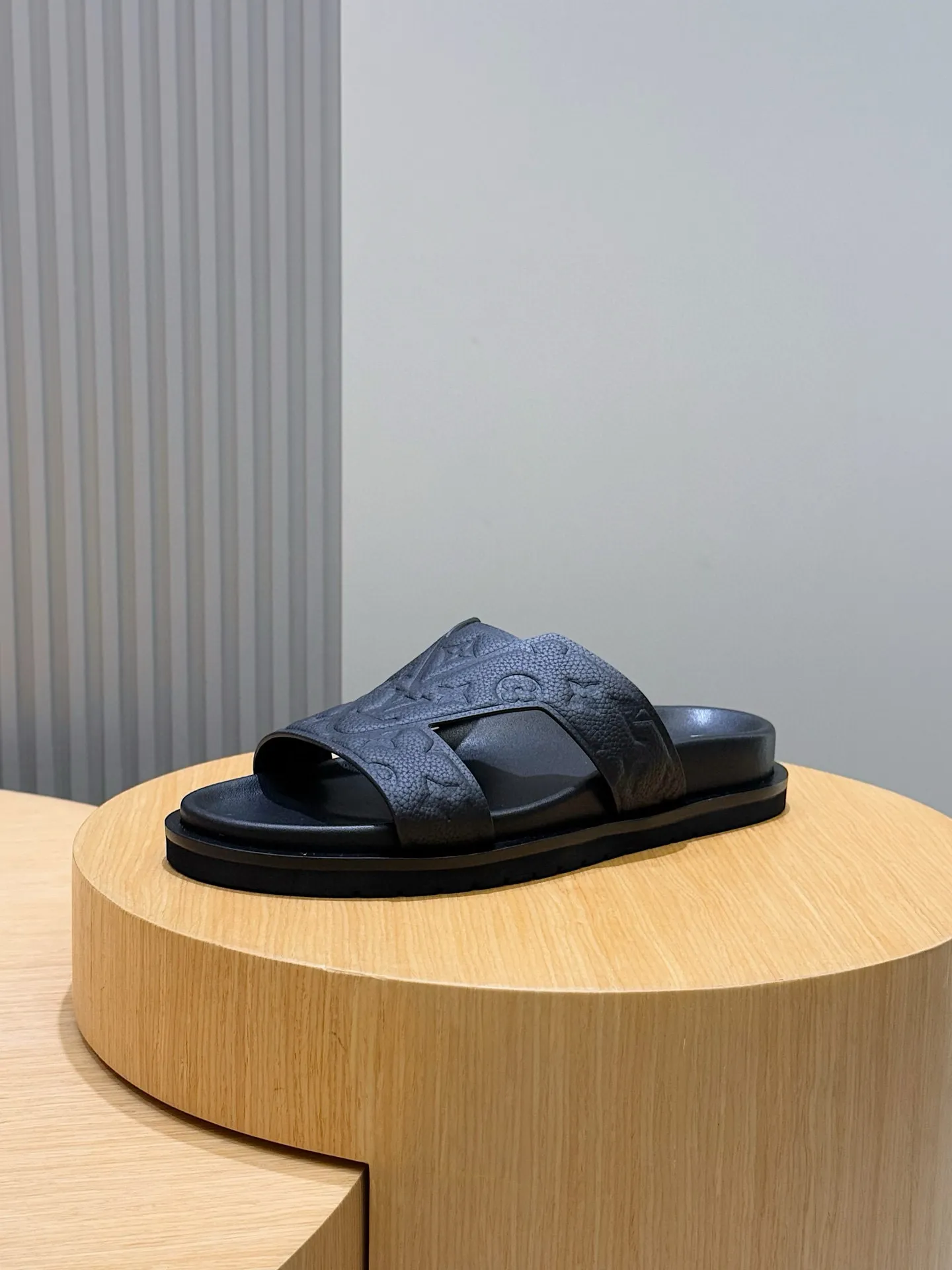 LOUIS VUITTON ルイヴィトン OASIS 黒 サンダル モノグラムデザイン - 画像 (3)