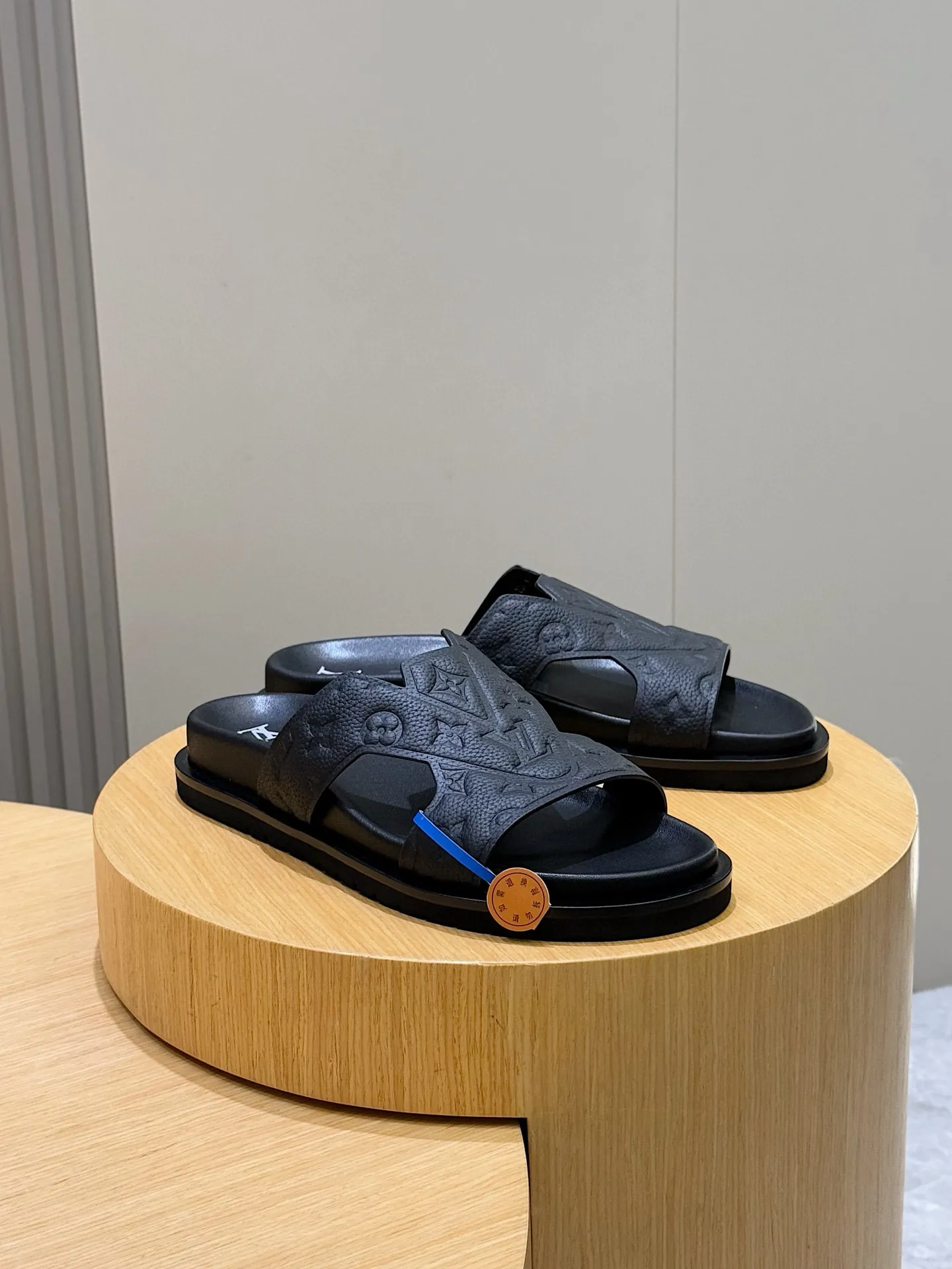 LOUIS VUITTON ルイヴィトン OASIS 黒 サンダル モノグラムデザイン - 画像 (4)