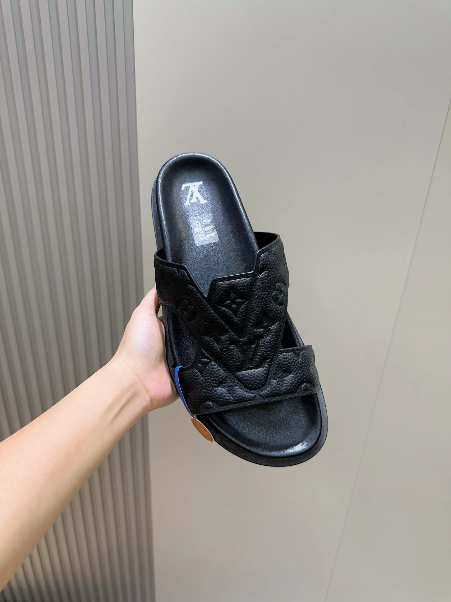 LOUIS VUITTON ルイヴィトン OASIS 黒 サンダル モノグラムデザイン - 画像 (5)