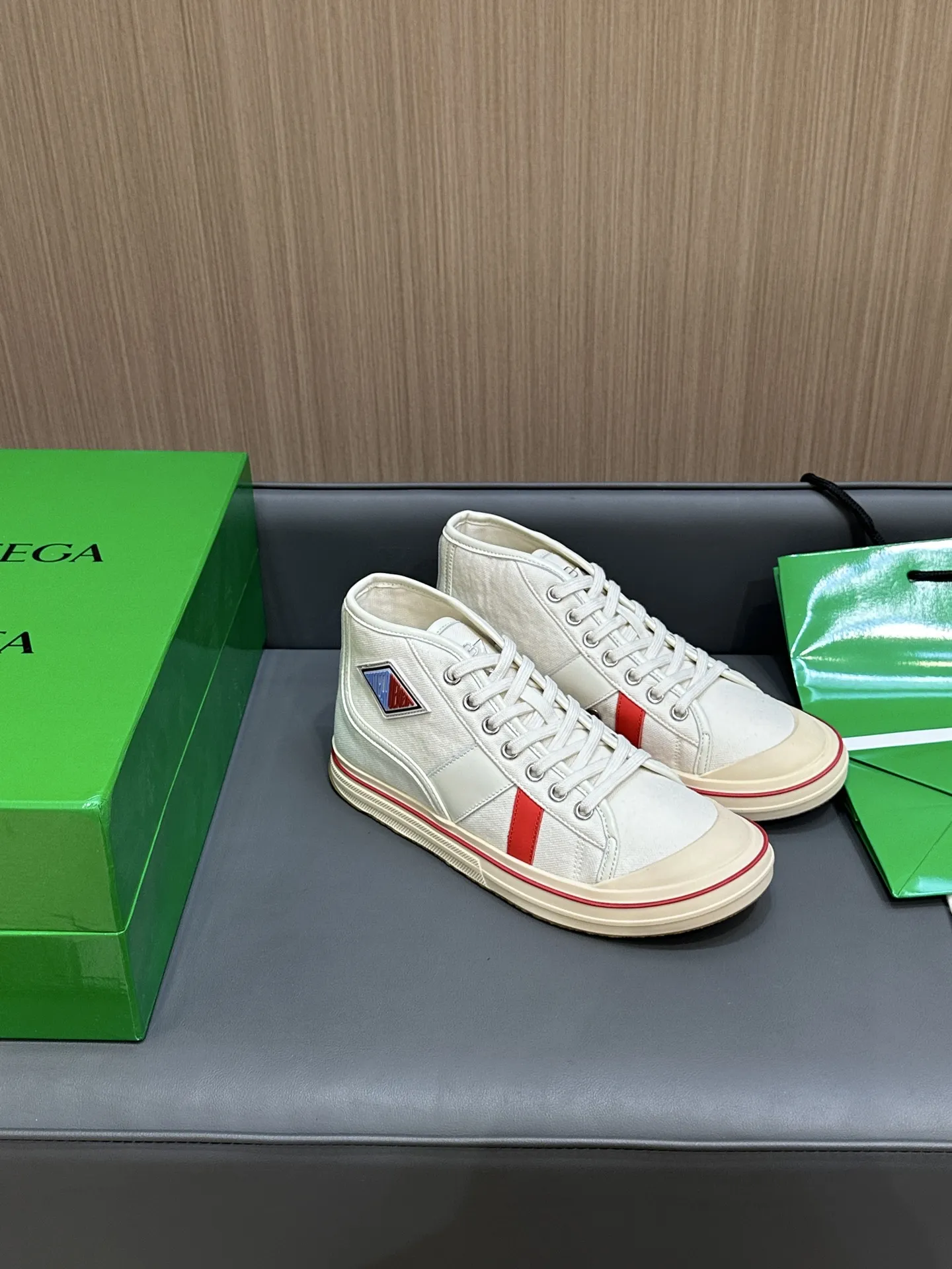 Bottega Veneta ホワイトキャンバスのレースアップスニーカー - 画像 (3)