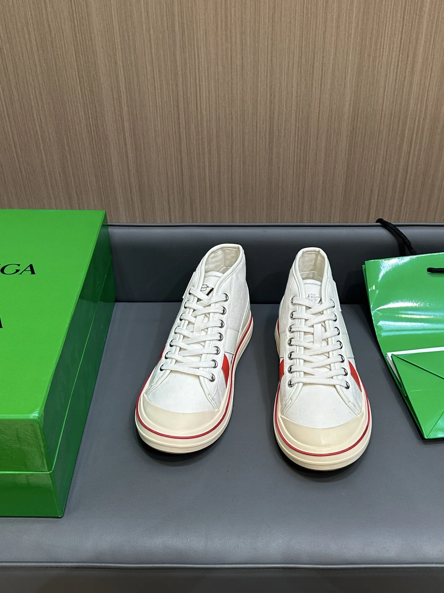 Bottega Veneta ホワイトキャンバスのレースアップスニーカー - 画像 (4)