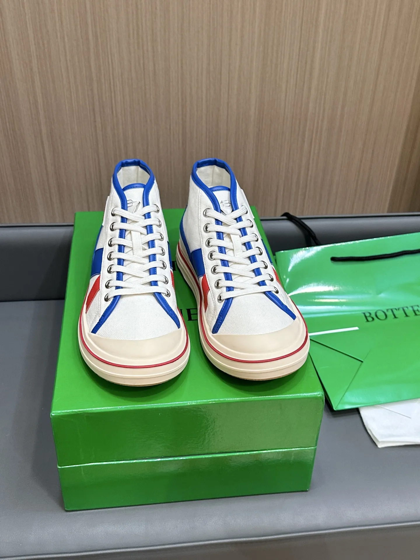 Bottega Veneta レザートリムのホワイトキャンバスレースアップスニーカー - 画像 (3)