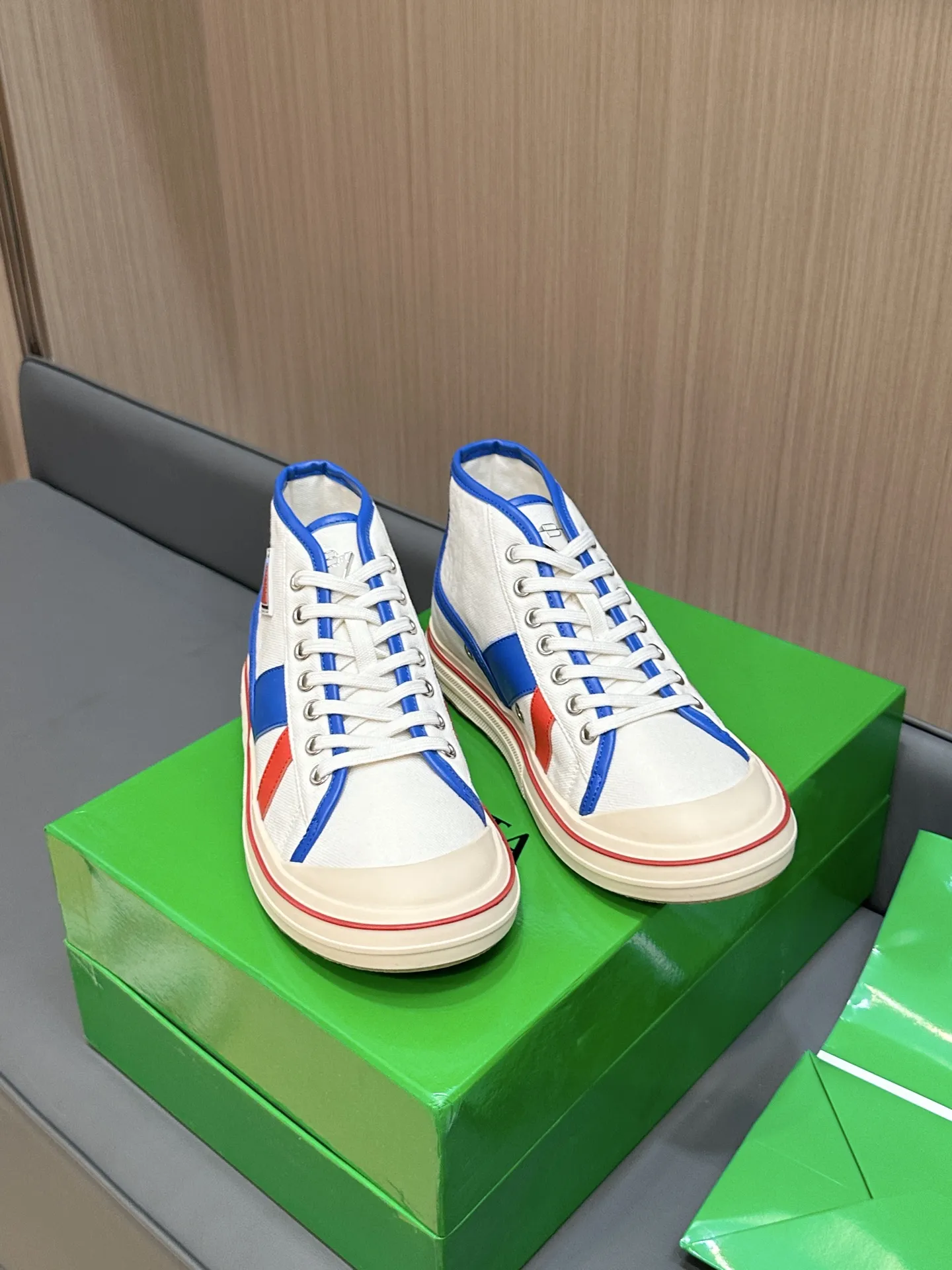 Bottega Veneta レザートリムのホワイトキャンバスレースアップスニーカー - 画像 (4)