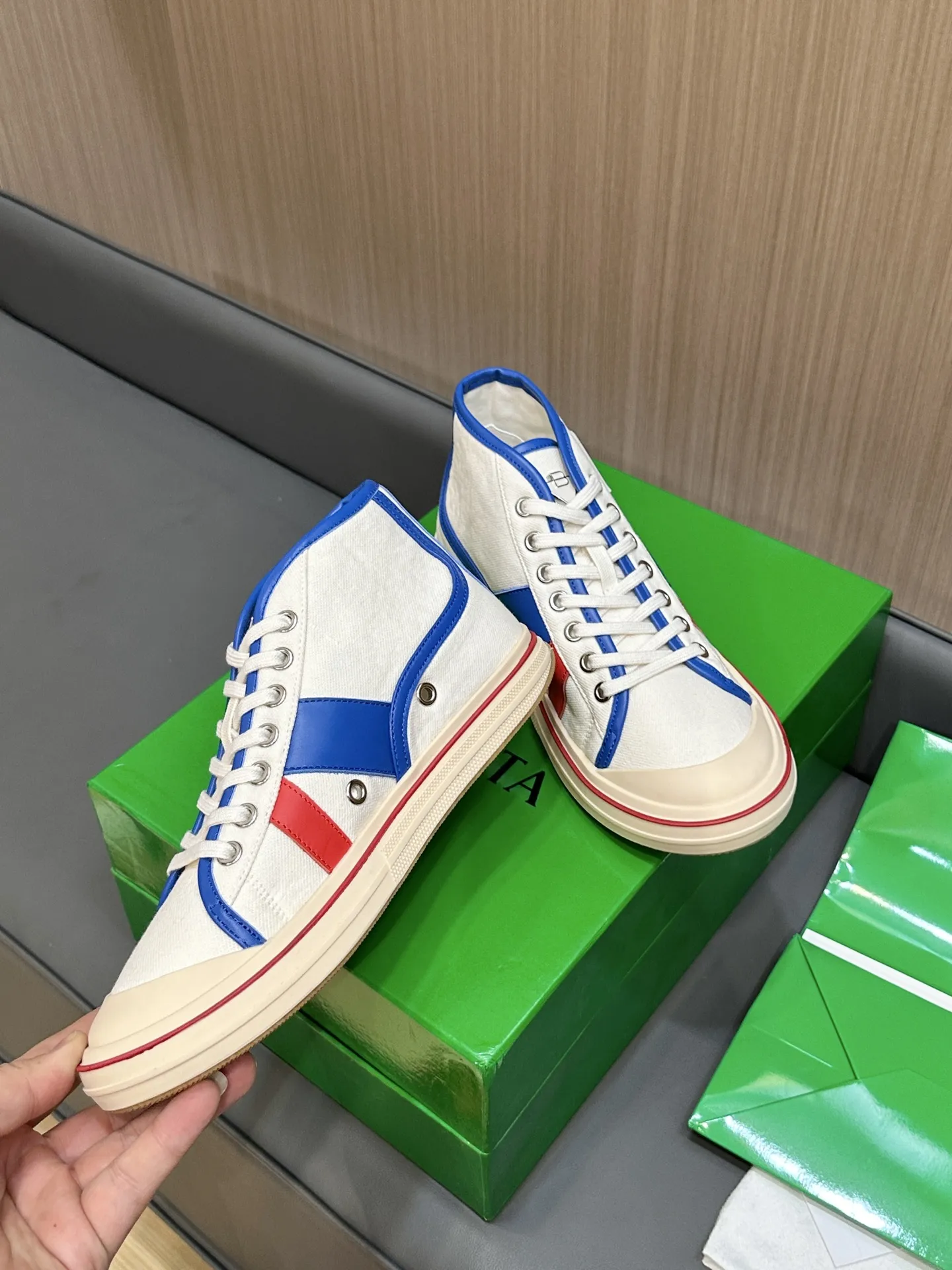 Bottega Veneta レザートリムのホワイトキャンバスレースアップスニーカー - 画像 (5)