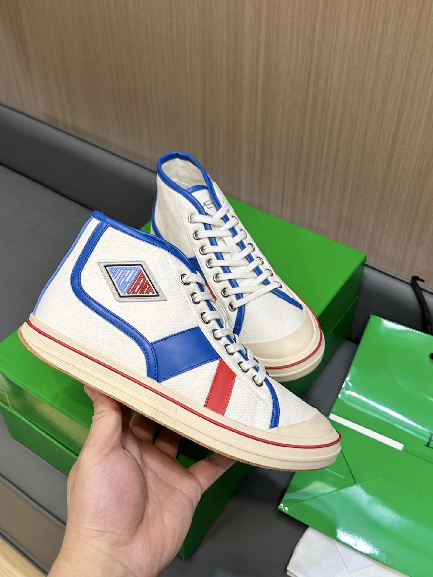 Bottega Veneta レザートリムのホワイトキャンバスレースアップスニーカー - 画像 (6)