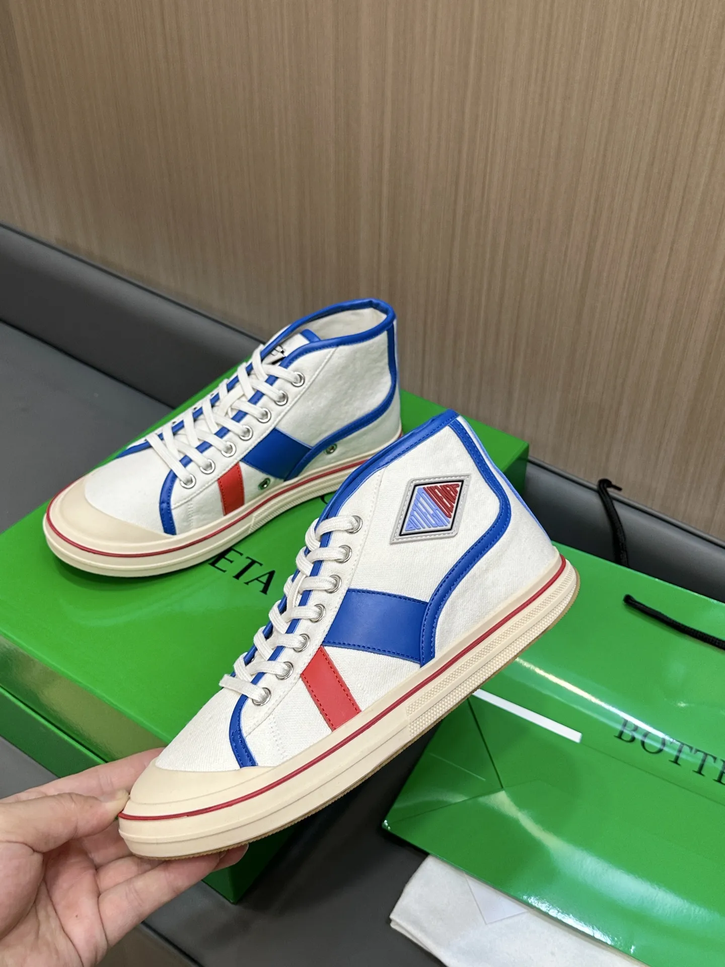 Bottega Veneta レザートリムのホワイトキャンバスレースアップスニーカー - 画像 (7)