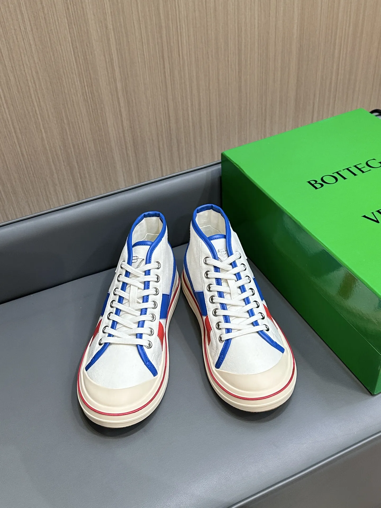 Bottega Veneta レザートリムのホワイトキャンバスレースアップスニーカー - 画像 (8)