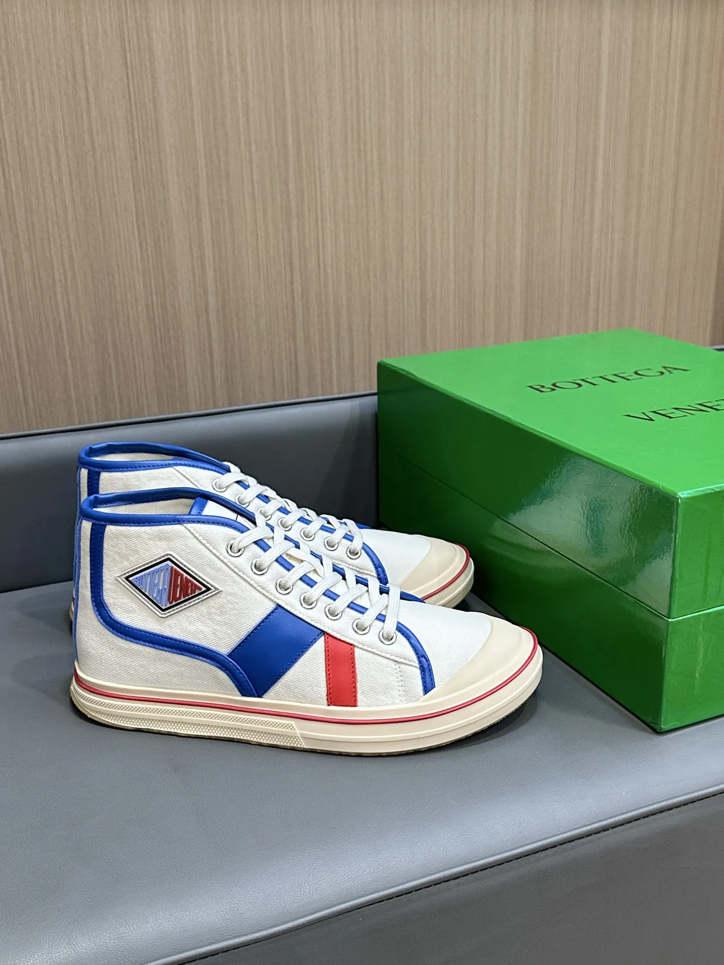 Bottega Veneta レザートリムのホワイトキャンバスレースアップスニーカー - 画像 (9)