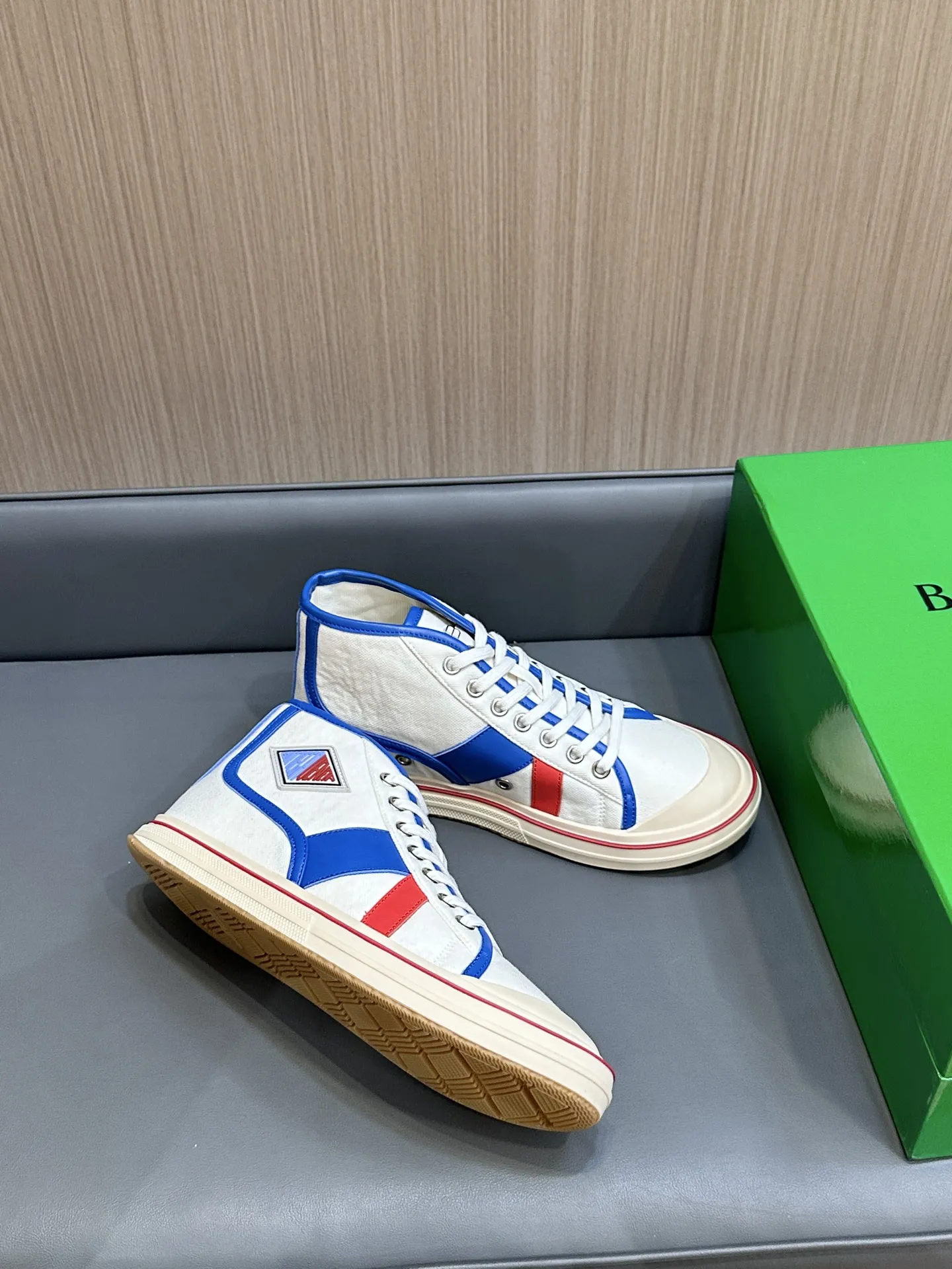 Bottega Veneta レザートリムのホワイトキャンバスレースアップスニーカー - 画像 (10)