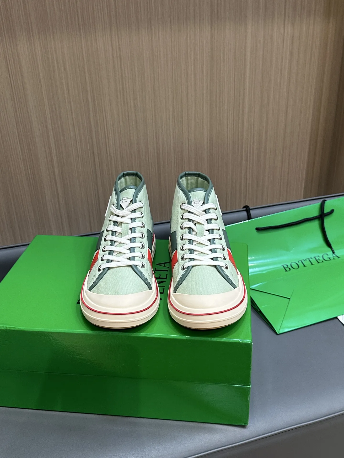 Bottega Veneta ホワイトキャンバスのレースアップハイカットスニーカー - 画像 (3)