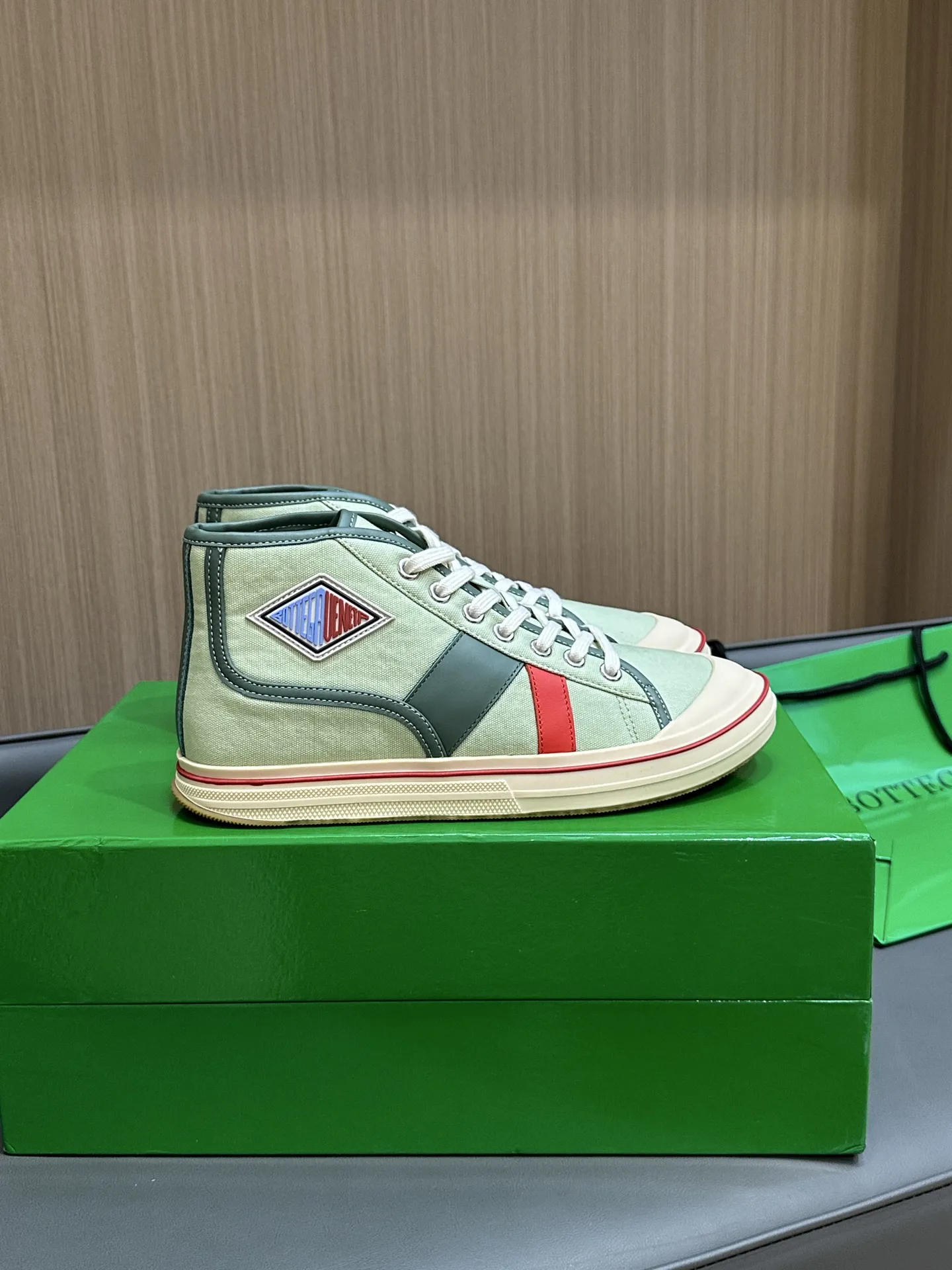 Bottega Veneta ホワイトキャンバスのレースアップハイカットスニーカー - 画像 (4)