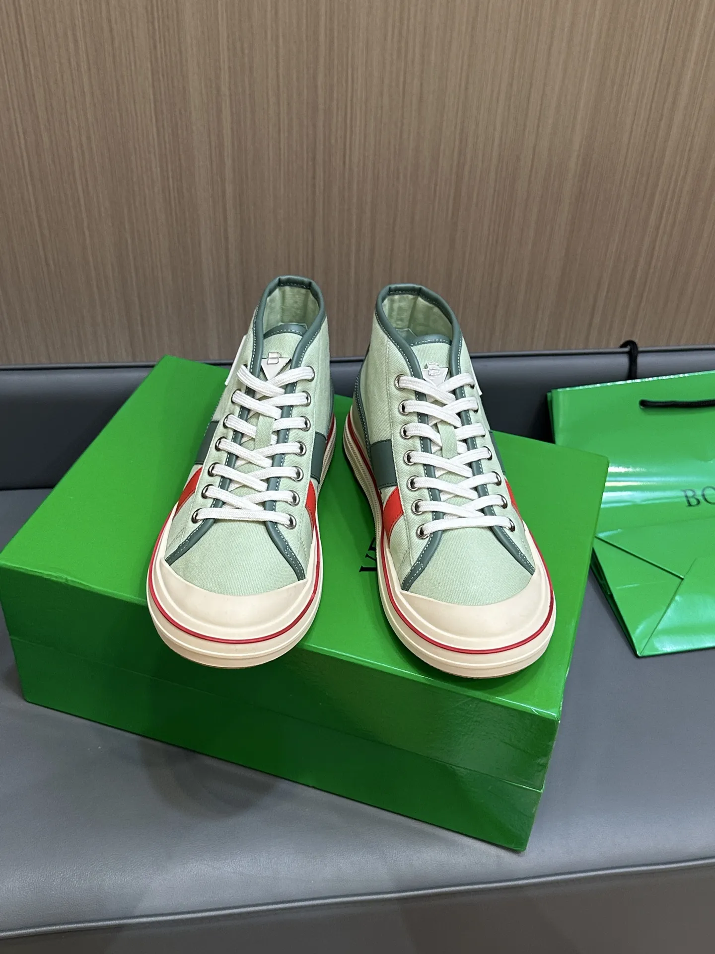 Bottega Veneta ホワイトキャンバスのレースアップハイカットスニーカー - 画像 (5)