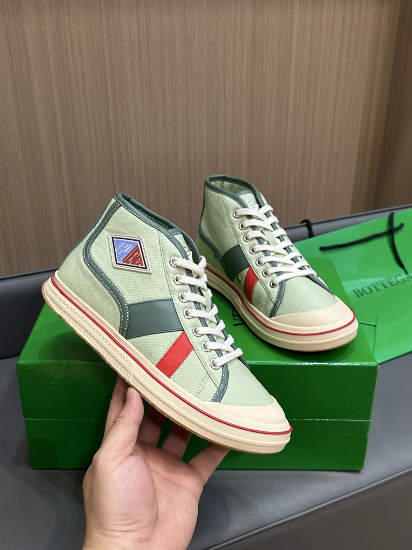 Bottega Veneta ホワイトキャンバスのレースアップハイカットスニーカー - 画像 (6)