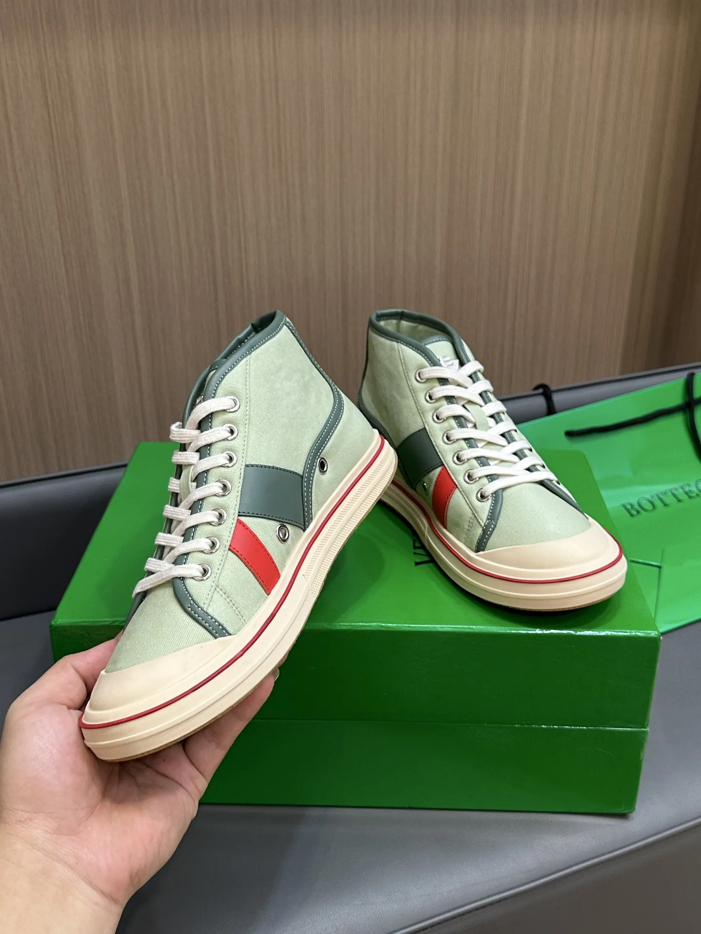 Bottega Veneta ホワイトキャンバスのレースアップハイカットスニーカー - 画像 (7)