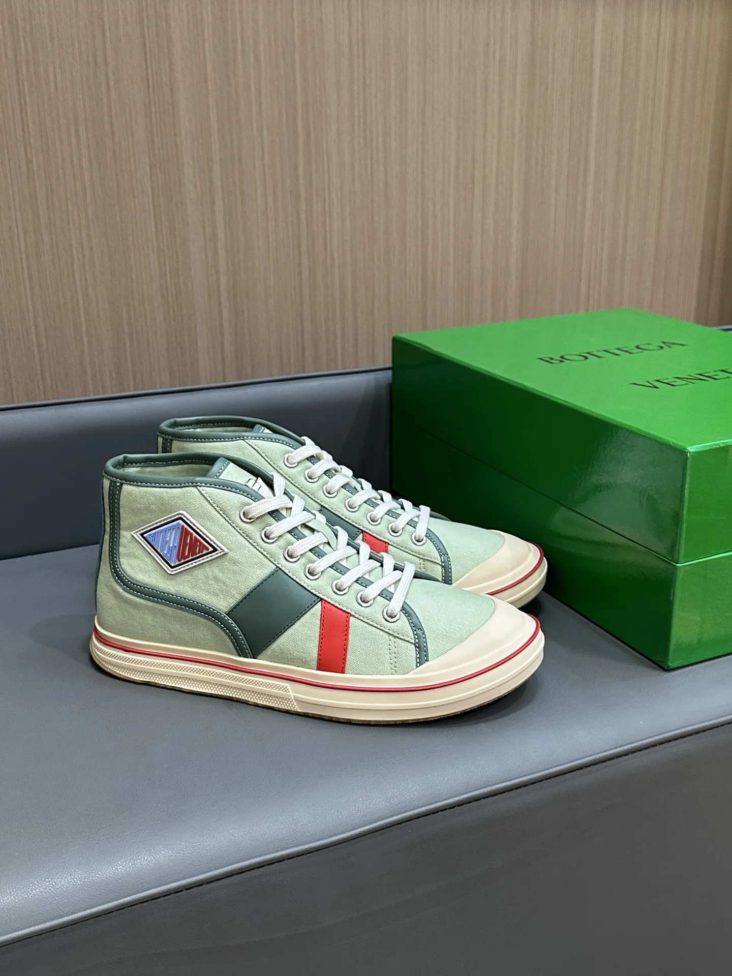 Bottega Veneta ホワイトキャンバスのレースアップハイカットスニーカー - 画像 (8)