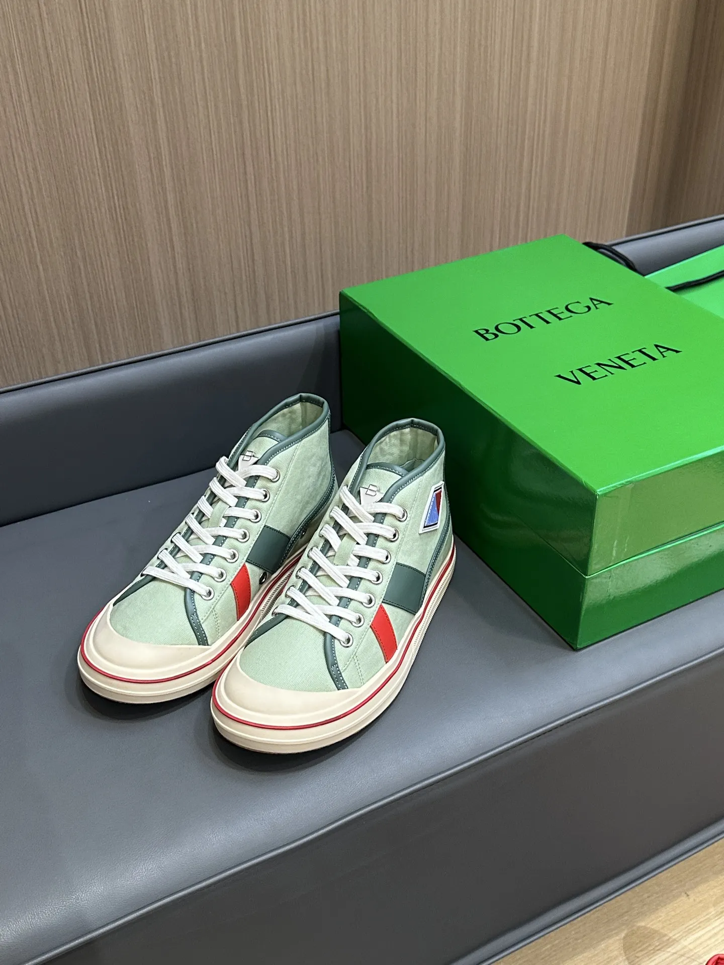 Bottega Veneta ホワイトキャンバスのレースアップハイカットスニーカー - 画像 (10)