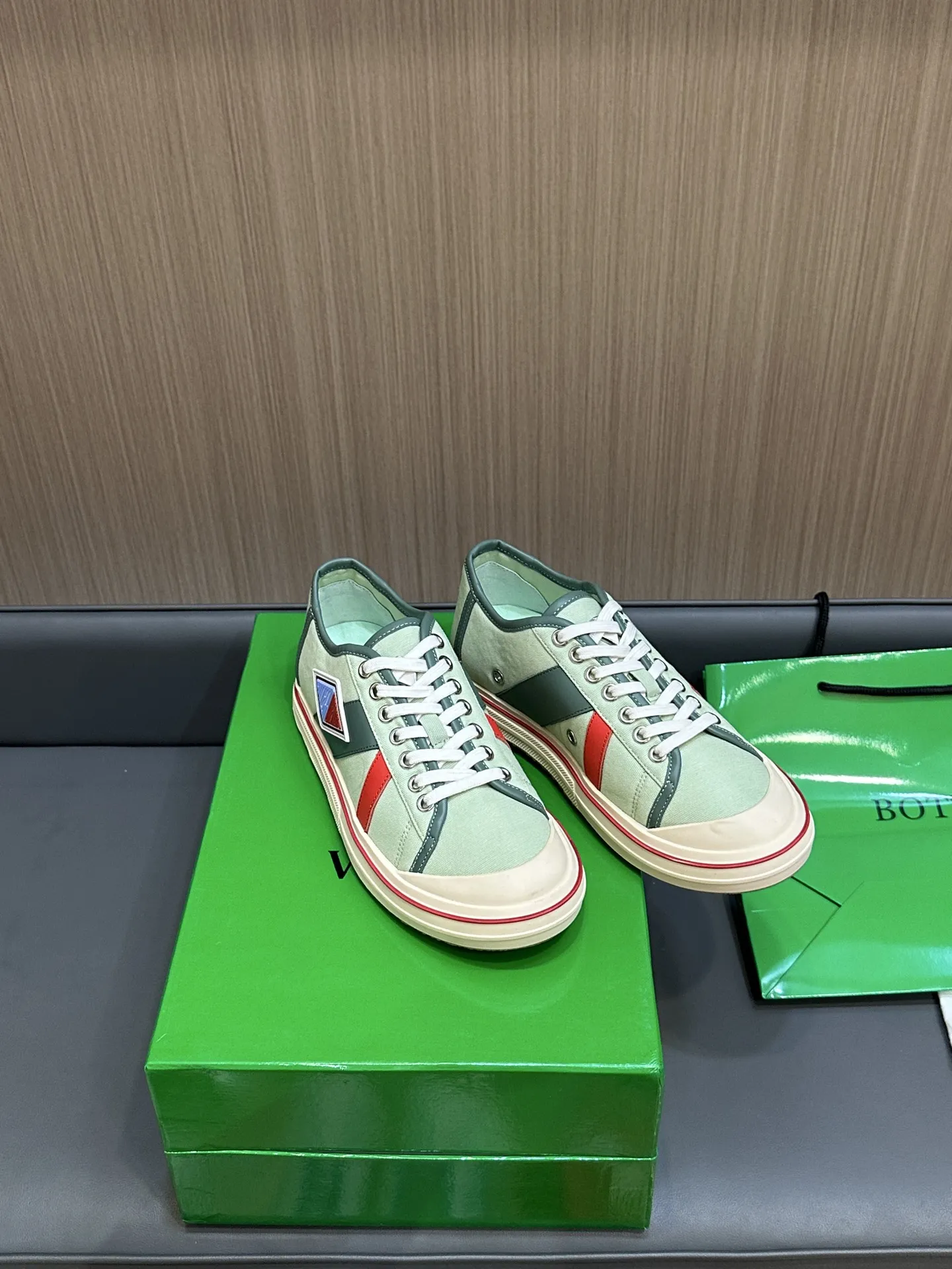 Bottega Veneta レザートリムのホワイトキャンバスレースアップスニーカー - 画像 (4)