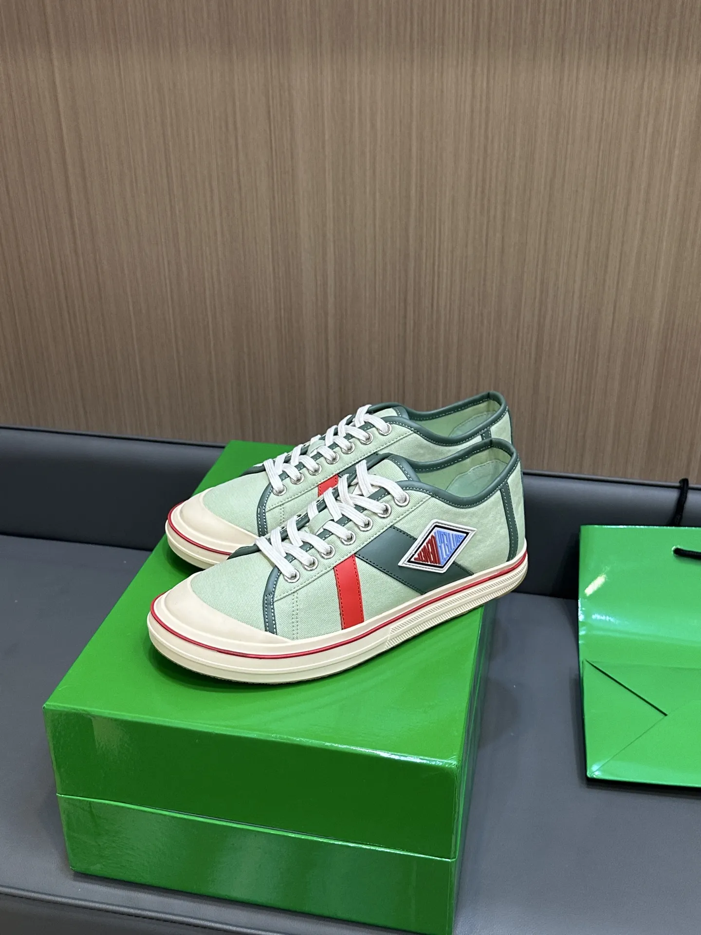 Bottega Veneta レザートリムのホワイトキャンバスレースアップスニーカー - 画像 (3)