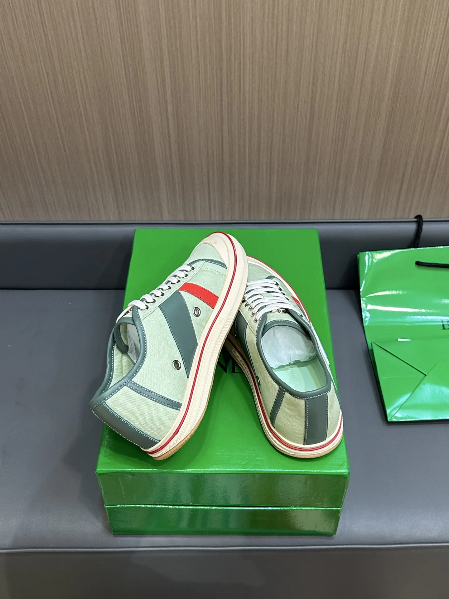 Bottega Veneta レザートリムのホワイトキャンバスレースアップスニーカー - 画像 (5)