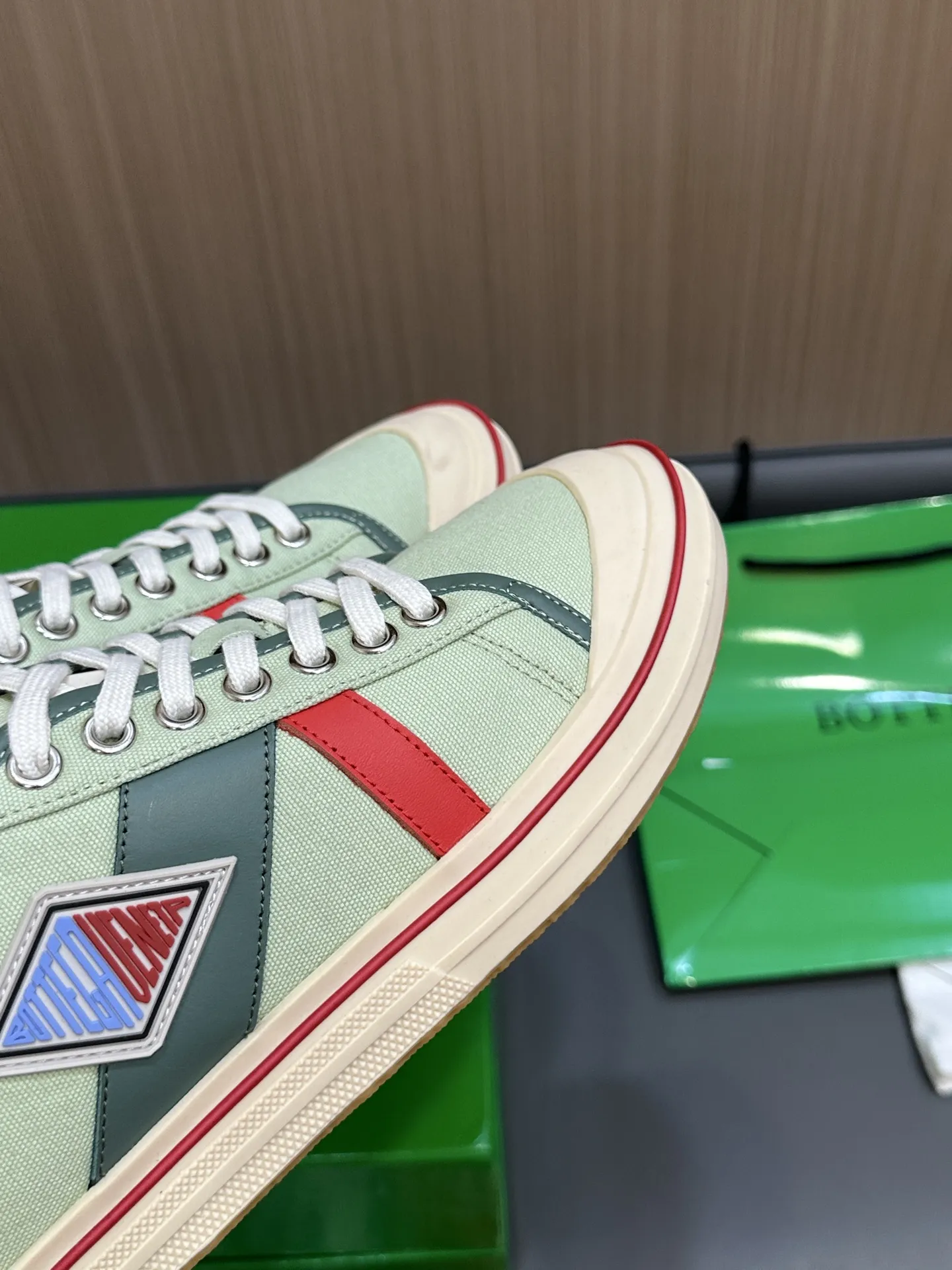 Bottega Veneta レザートリムのホワイトキャンバスレースアップスニーカー - 画像 (6)