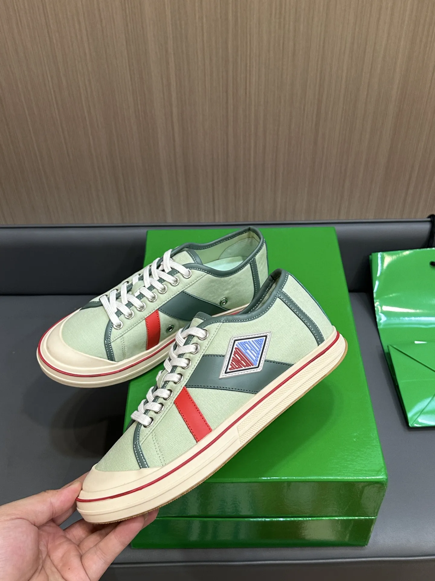 Bottega Veneta レザートリムのホワイトキャンバスレースアップスニーカー - 画像 (8)