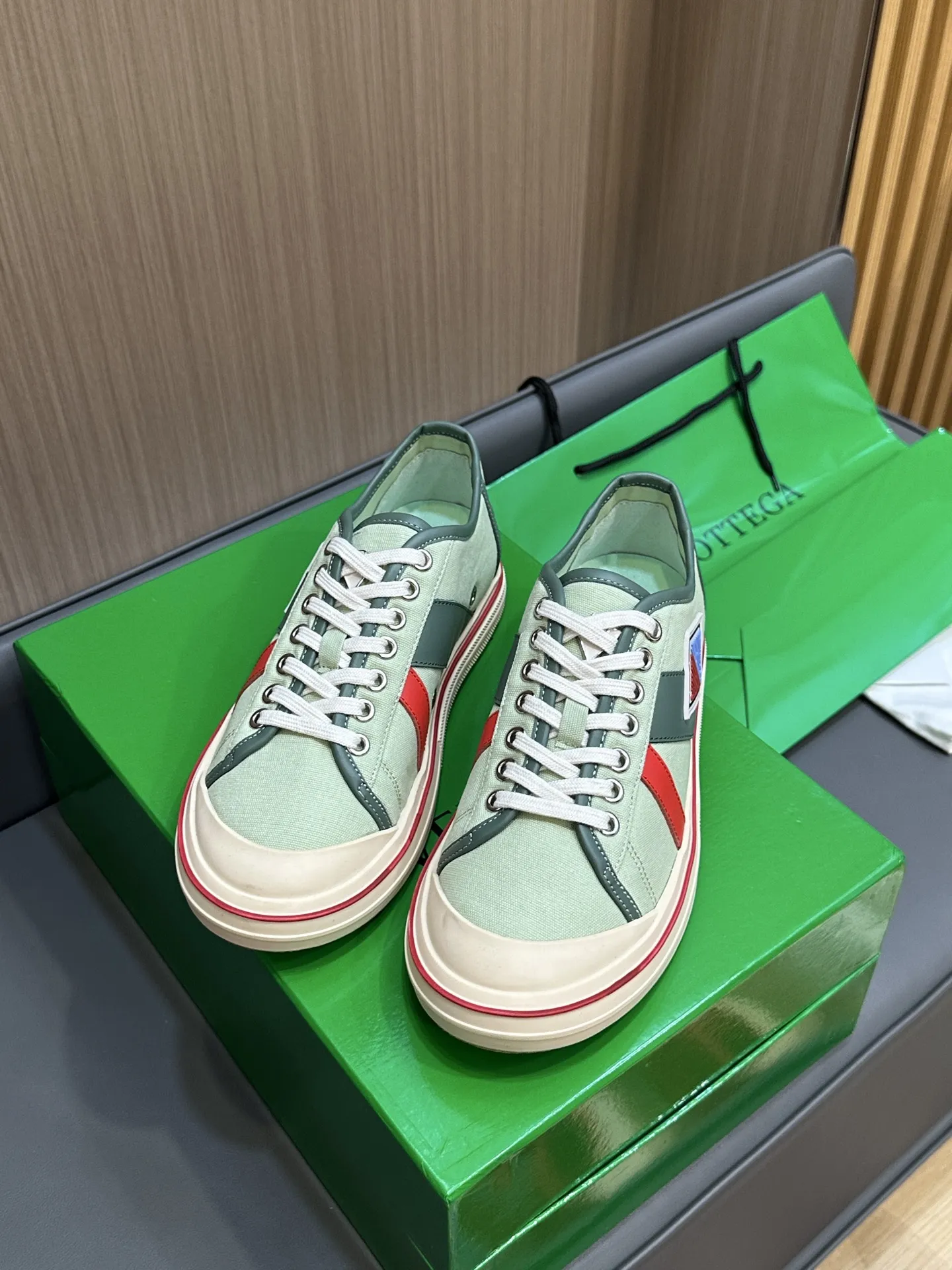 Bottega Veneta レザートリムのホワイトキャンバスレースアップスニーカー - 画像 (9)