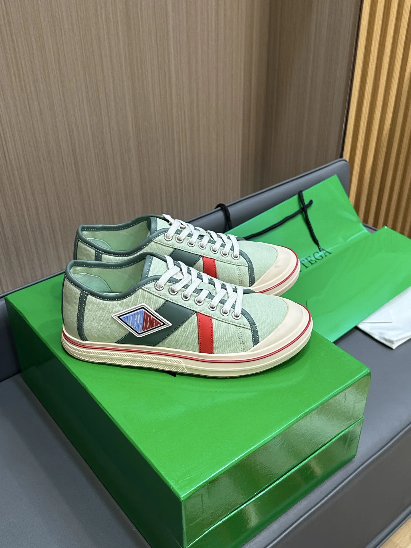 Bottega Veneta レザートリムのホワイトキャンバスレースアップスニーカー - 画像 (10)