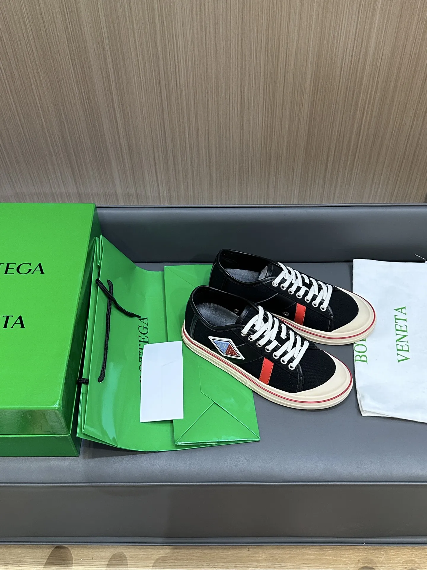 Bottega Veneta ホワイトキャンバスのレースアップスニーカー - 画像 (3)