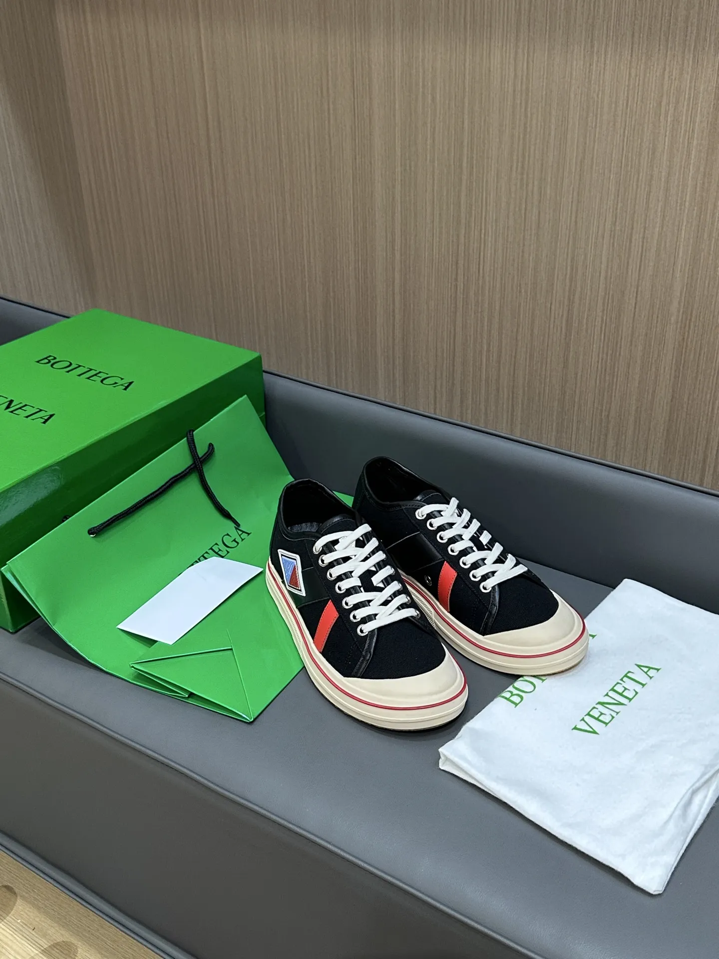 Bottega Veneta ホワイトキャンバスのレースアップスニーカー - 画像 (4)