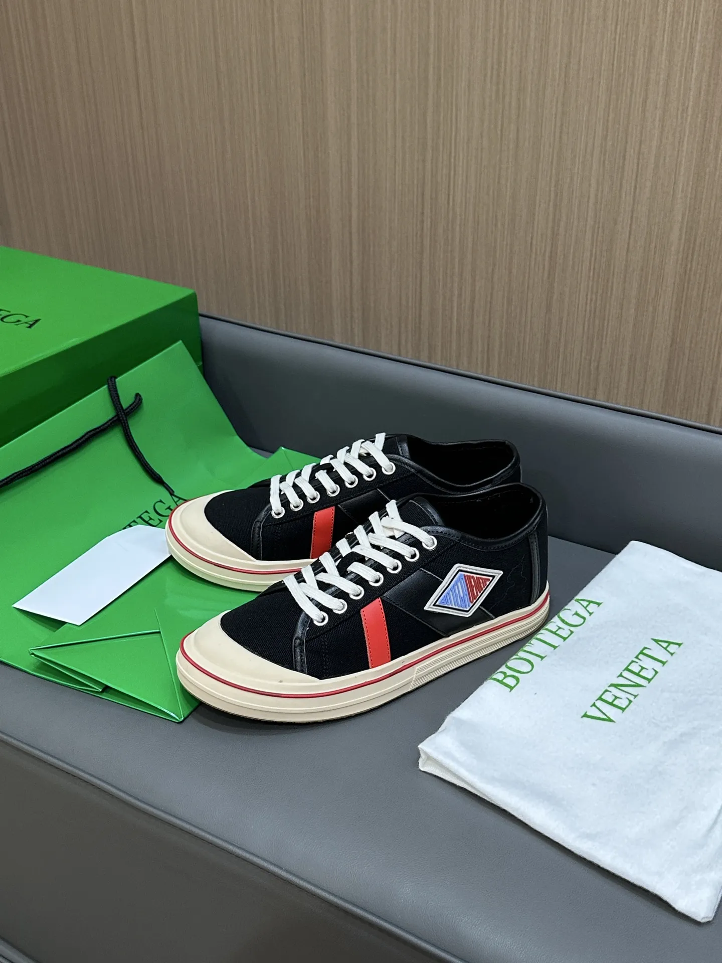 Bottega Veneta ホワイトキャンバスのレースアップスニーカー - 画像 (5)